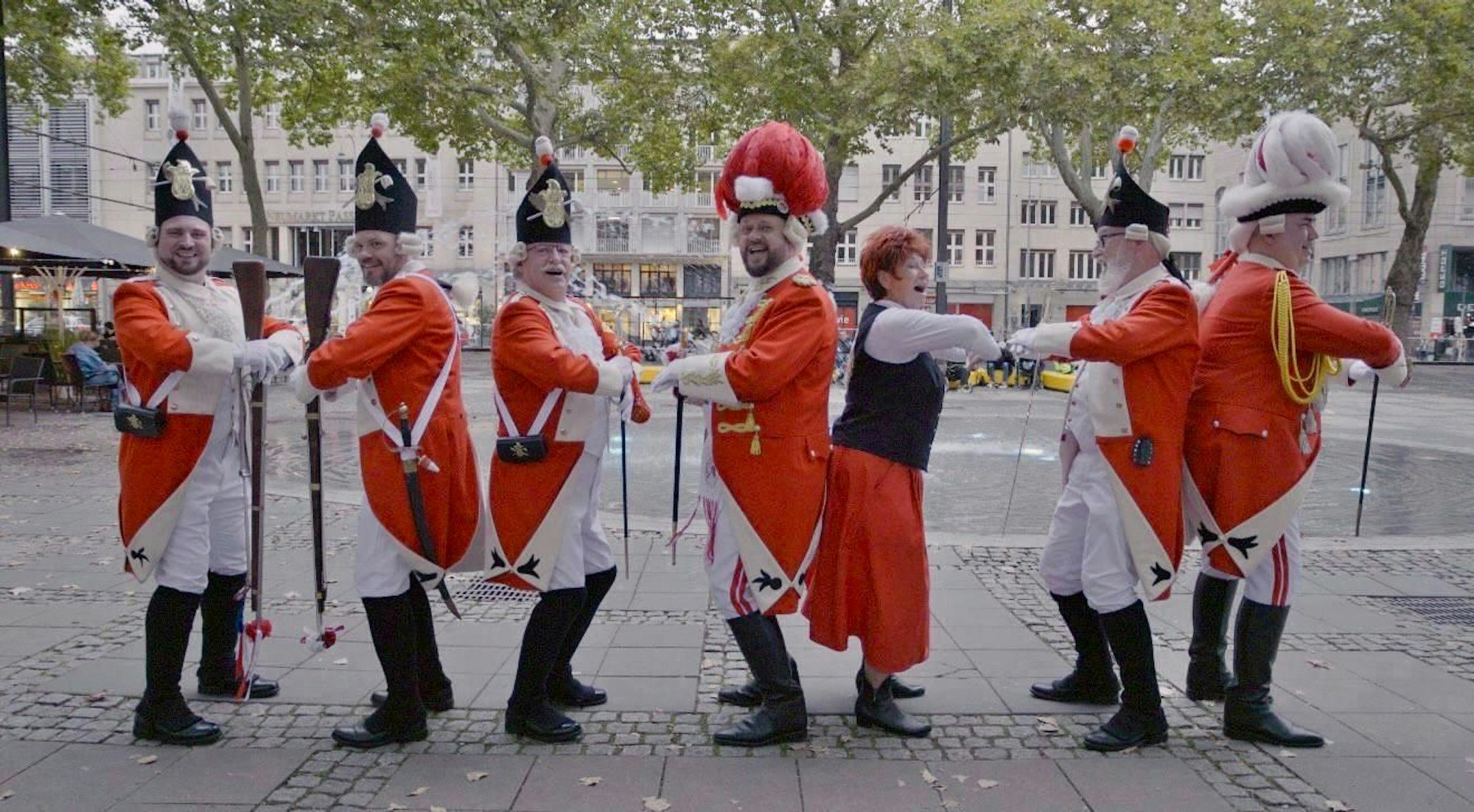 So wird richtig gewibbelt: Die Roten Funken mit Marita Köllner auf dem Neumarkt.