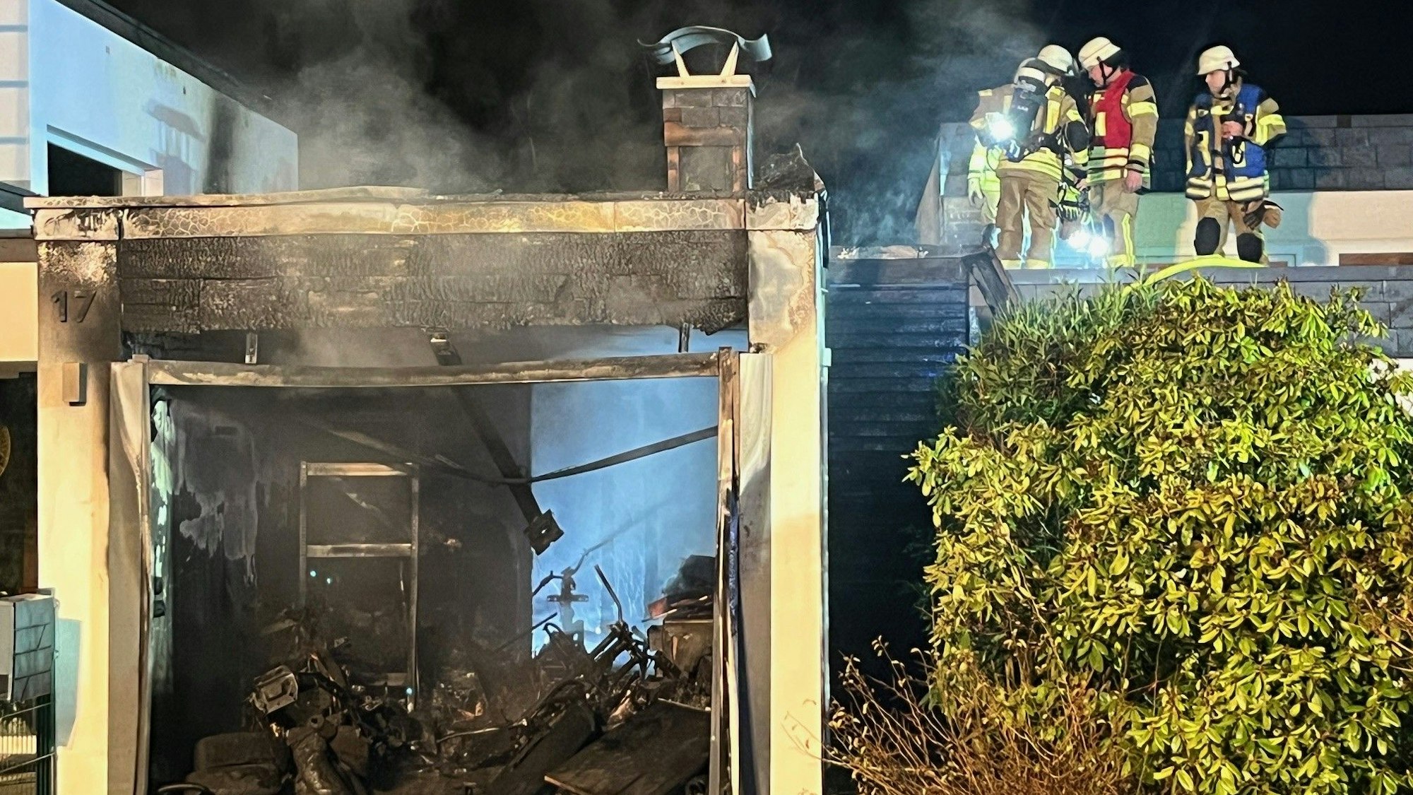 In dieser Garage im Lohmarer Amselweg brach das Feuer am Freitagabend aus. Zwei Motorräder wurden dabei ebenso zerstört wie die Garage.
