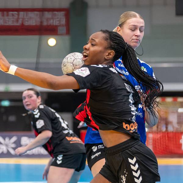 Zweikampf zwischen Jessy Marlonne Souza TSV Bayer 04 Leverkusen, 09 und Emma Mirabell Dubrau Rostocker HC, 07. TSV Bayer 04 Leverkusen vs. Rostocker Handball Club, Handball, ALSCO Handballbundesliga Frauen, 14. Spieltag, Saison 2025/2026, 18.01.2026 TSV Bayer 04 Leverkusen vs. Rostocker Handball Club, Handball, ALSCO Handballbundesliga Frauen, 18. Spieltag, Saison 2025/2026, 18.01.2026 Leverkusen *** duel between Jessy Marlonne Souza TSV Bayer 04 Leverkusen, 09 and Emma Mirabell Dubrau Rostocker HC, 07 TSV Bayer 04 Leverkusen vs Rostocker Handball Club, Handball, ALSCO Handballbundesliga Frauen, 14 Matchday, Season 2025 2026, 18 01 2026 TSV Bayer 04 Leverkusen vs Rostocker Handball Club, Handball, ALSCO Handballbundesliga Frauen, 18 Matchday, Season 2025 2026, 18 01 2026 Leverkusen Copyright: xEibner-Pressefoto/ThomasxHaeslerx EP_THR