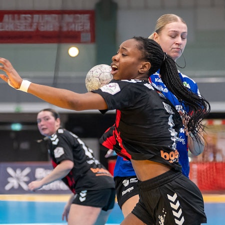 Zweikampf zwischen Jessy Marlonne Souza TSV Bayer 04 Leverkusen, 09 und Emma Mirabell Dubrau Rostocker HC, 07. TSV Bayer 04 Leverkusen vs. Rostocker Handball Club, Handball, ALSCO Handballbundesliga Frauen, 14. Spieltag, Saison 2025/2026, 18.01.2026 TSV Bayer 04 Leverkusen vs. Rostocker Handball Club, Handball, ALSCO Handballbundesliga Frauen, 18. Spieltag, Saison 2025/2026, 18.01.2026 Leverkusen *** duel between Jessy Marlonne Souza TSV Bayer 04 Leverkusen, 09 and Emma Mirabell Dubrau Rostocker HC, 07 TSV Bayer 04 Leverkusen vs Rostocker Handball Club, Handball, ALSCO Handballbundesliga Frauen, 14 Matchday, Season 2025 2026, 18 01 2026 TSV Bayer 04 Leverkusen vs Rostocker Handball Club, Handball, ALSCO Handballbundesliga Frauen, 18 Matchday, Season 2025 2026, 18 01 2026 Leverkusen Copyright: xEibner-Pressefoto/ThomasxHaeslerx EP_THR