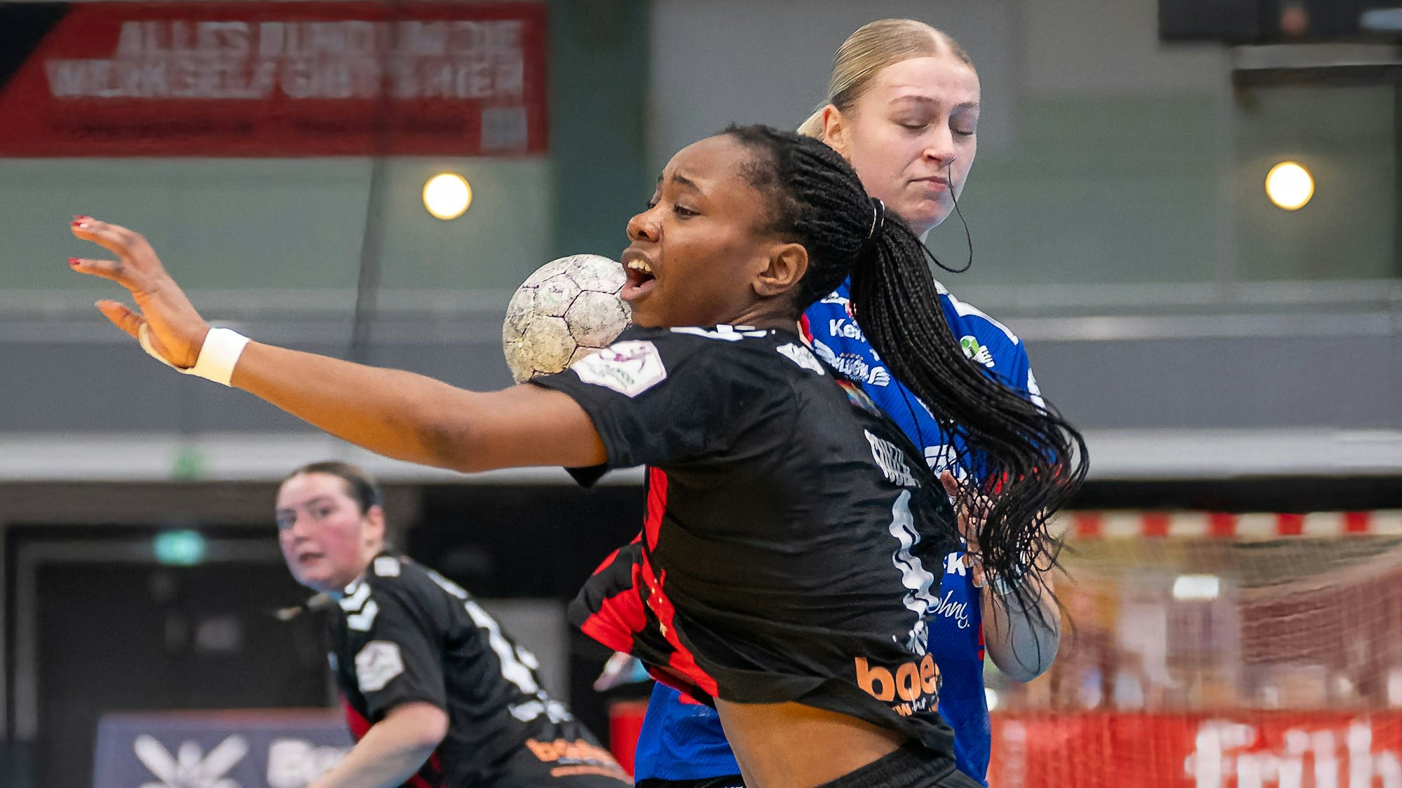 Zweikampf zwischen Jessy Marlonne Souza TSV Bayer 04 Leverkusen, 09 und Emma Mirabell Dubrau Rostocker HC, 07. TSV Bayer 04 Leverkusen vs. Rostocker Handball Club, Handball, ALSCO Handballbundesliga Frauen, 14. Spieltag, Saison 2025/2026, 18.01.2026 TSV Bayer 04 Leverkusen vs. Rostocker Handball Club, Handball, ALSCO Handballbundesliga Frauen, 18. Spieltag, Saison 2025/2026, 18.01.2026 Leverkusen *** duel between Jessy Marlonne Souza TSV Bayer 04 Leverkusen, 09 and Emma Mirabell Dubrau Rostocker HC, 07 TSV Bayer 04 Leverkusen vs Rostocker Handball Club, Handball, ALSCO Handballbundesliga Frauen, 14 Matchday, Season 2025 2026, 18 01 2026 TSV Bayer 04 Leverkusen vs Rostocker Handball Club, Handball, ALSCO Handballbundesliga Frauen, 18 Matchday, Season 2025 2026, 18 01 2026 Leverkusen Copyright: xEibner-Pressefoto/ThomasxHaeslerx EP_THR