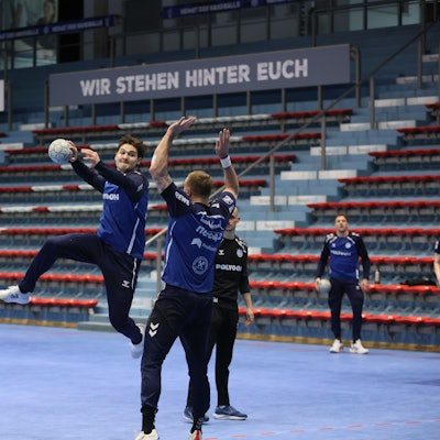 Ludvig Hallbäck beim Sprungwurf gegen Lukas Blohme.