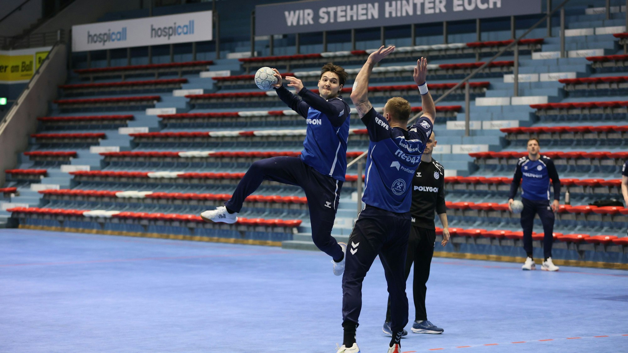 Ludvig Hallbäck beim Sprungwurf gegen Lukas Blohme.