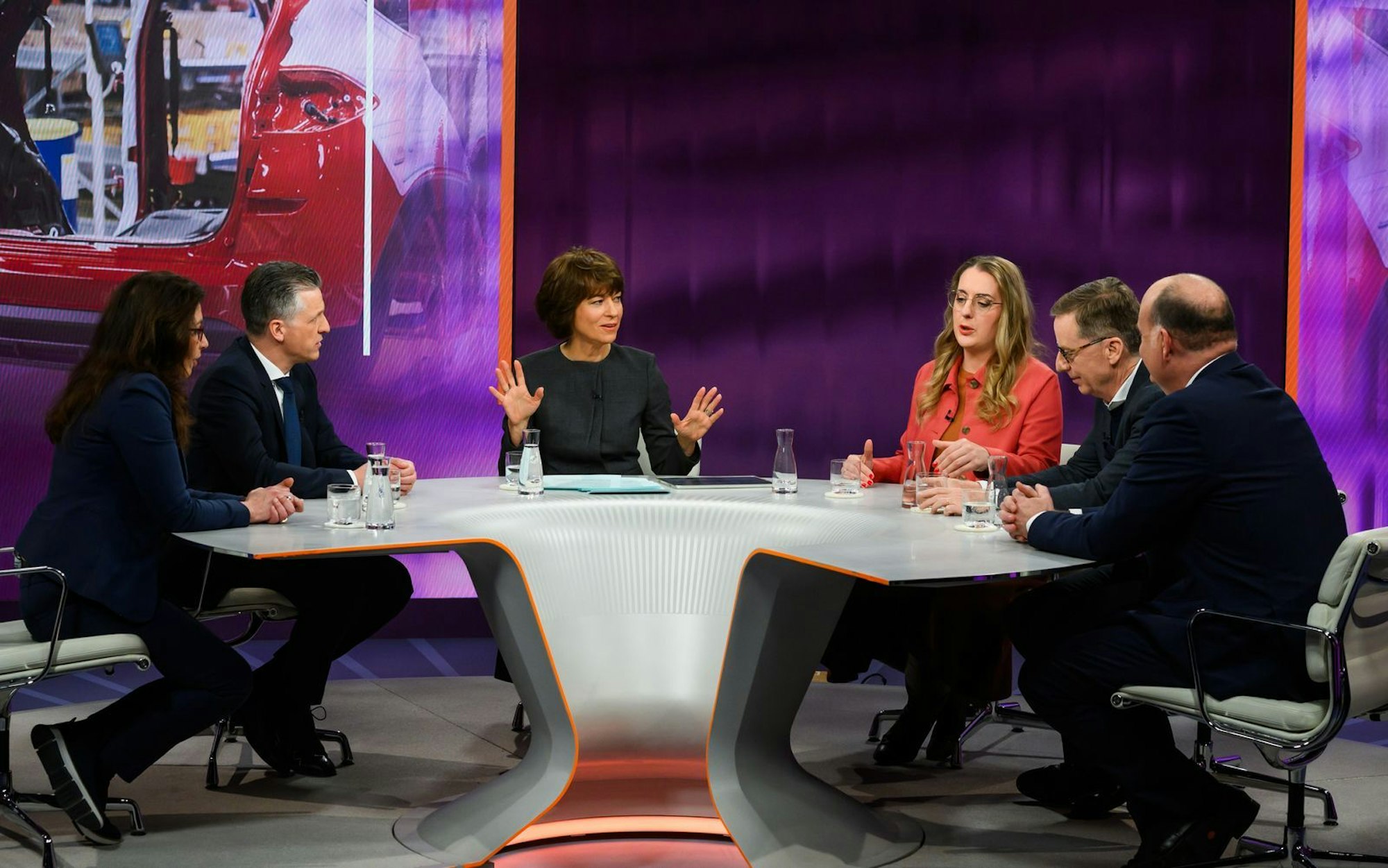 Maybrit Illner (Mitte) tat sich schwer, ihre Gäste im Zaum zu halten. (Bild: ZDF/Jule Roehr)