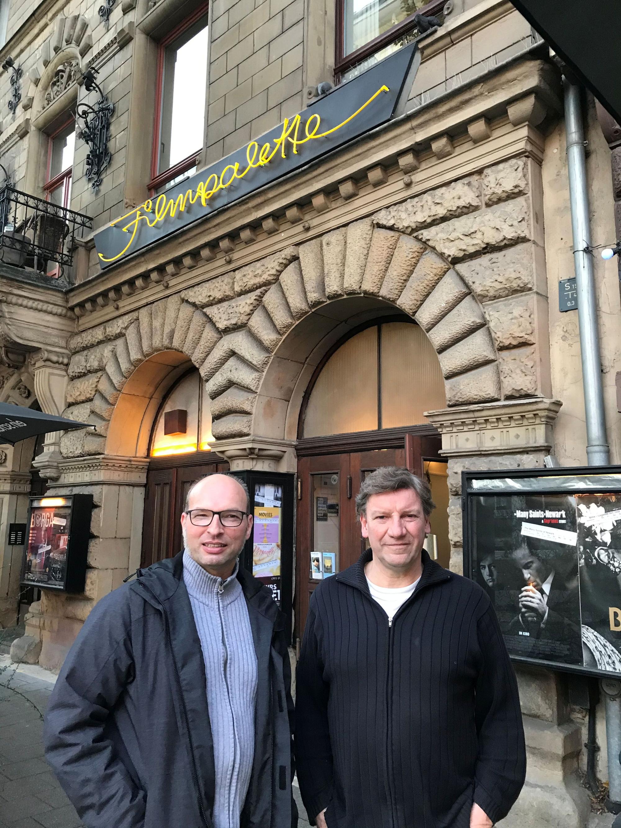 Joachim Kühn und Dirk Steinkühler stehen vor ihrem Kino.