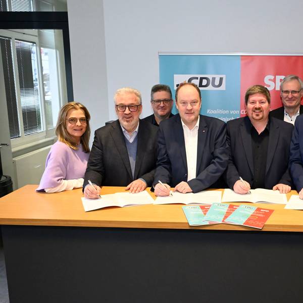 Gerhard Zorn, Hinrich Schipper (beide SPD), Maurice Winter und Uwe Pakendorf (beide CDU) unterzeichnen den Koalitionsvertrag.