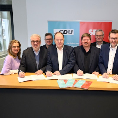Gerhard Zorn, Hinrich Schipper (beide SPD), Maurice Winter und Uwe Pakendorf (beide CDU) unterzeichnen den Koalitionsvertrag.
