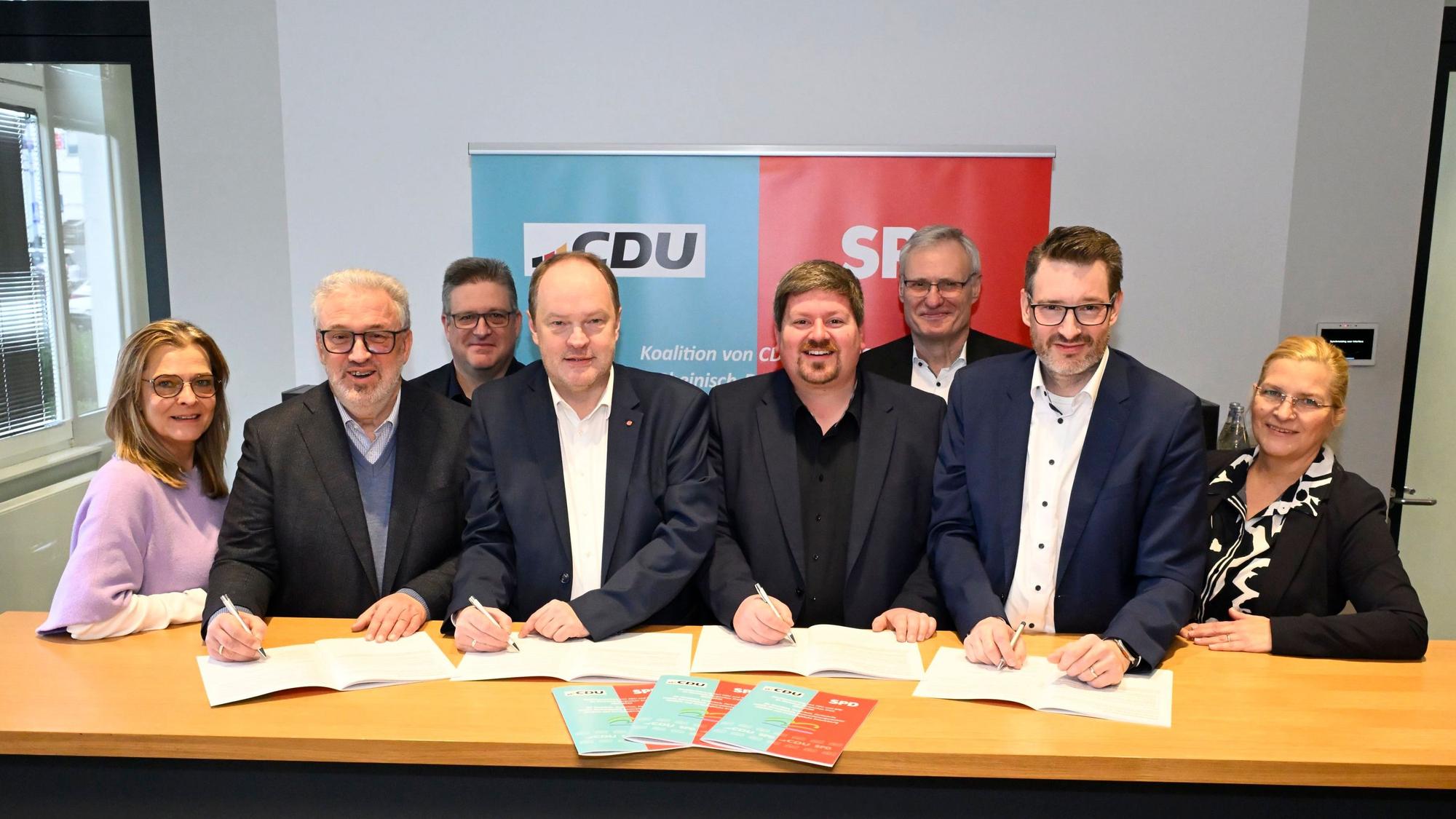 Gerhard Zorn, Hinrich Schipper (beide SPD), Maurice Winter und Uwe Pakendorf (beide CDU) unterzeichnen den Koalitionsvertrag.