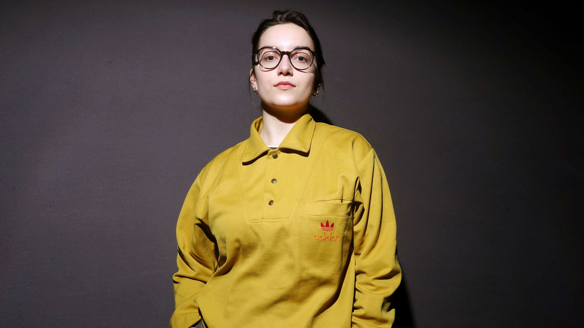 Eine Frau blickt ernst in die Kamera.