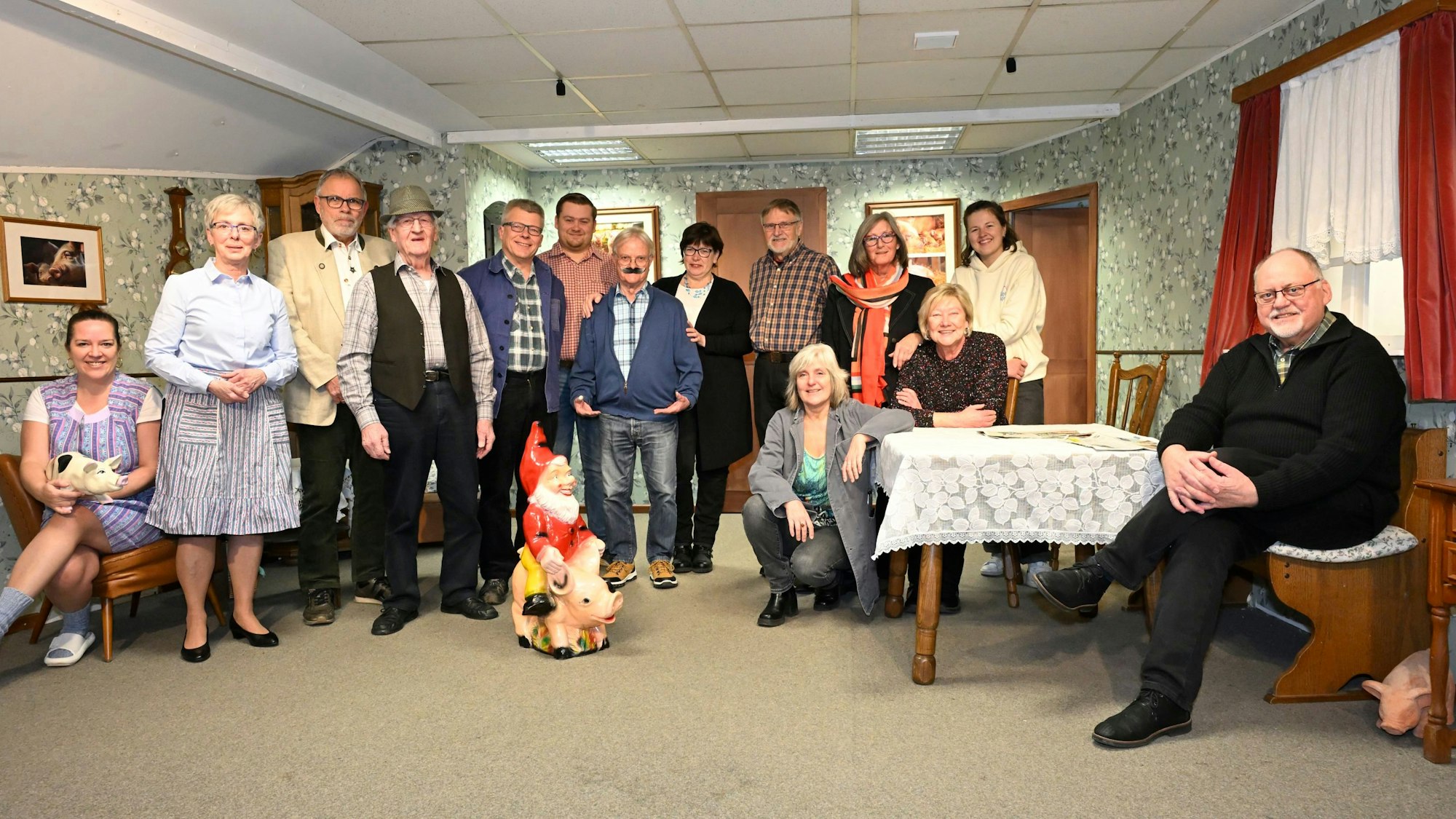 Das Foto zeigt das Ensemble des Biesfelder Mundartschwanks.