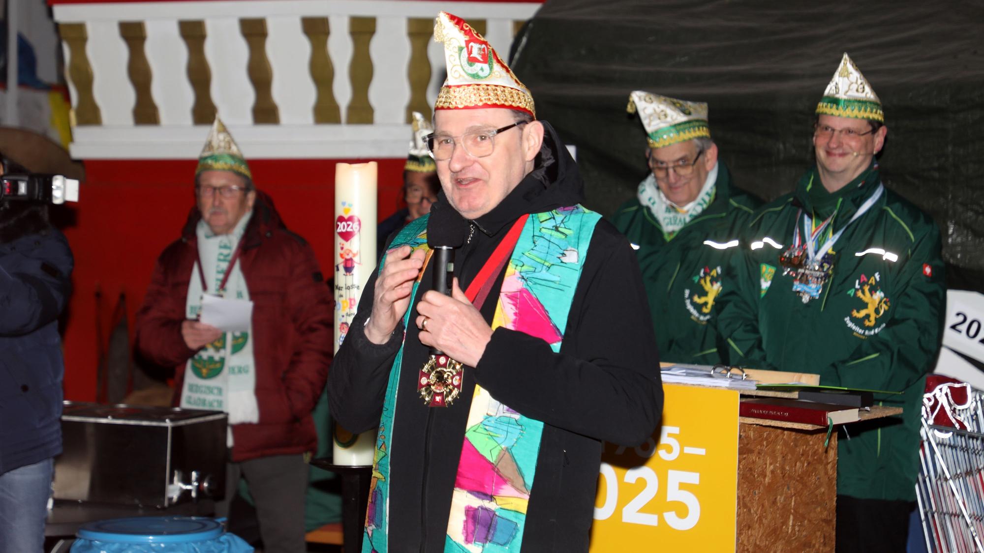 Kreisdechant Norbert Hörter hält im Karnevalskostüm eine Rede.