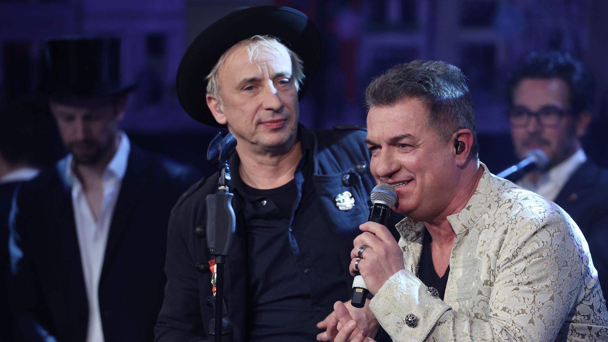 Stefan Knittler (l.) mit Linus bei der Prinzenproklamation im Gürzenich, wo er eine kölsche Version von David Bowies Lied „Heroes“ sang.