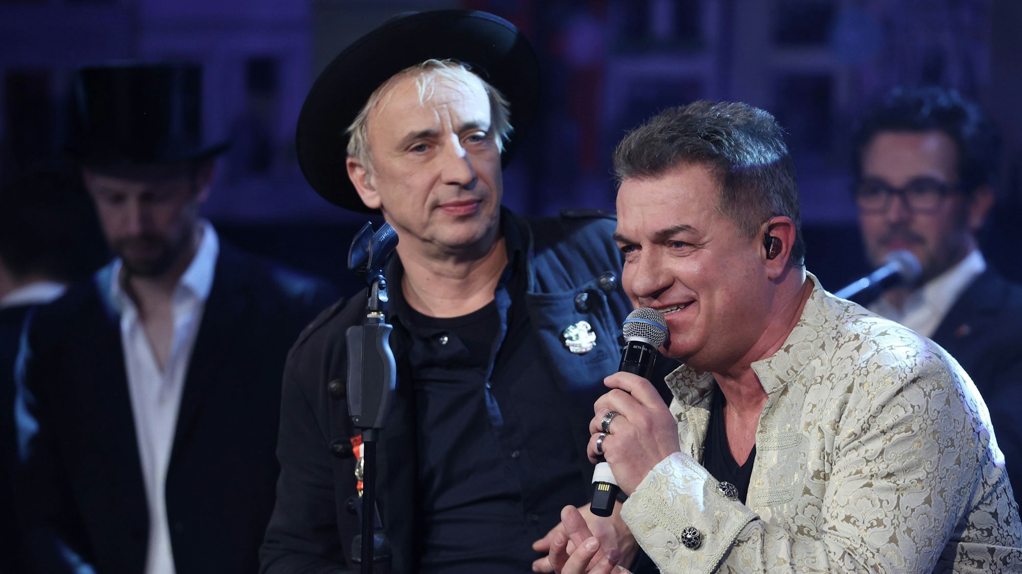 Stefan Knittler (l.) mit Linus bei der Prinzenproklamation im Gürzenich, wo er eine kölsche Version von David Bowies Lied „Heroes“ sang.