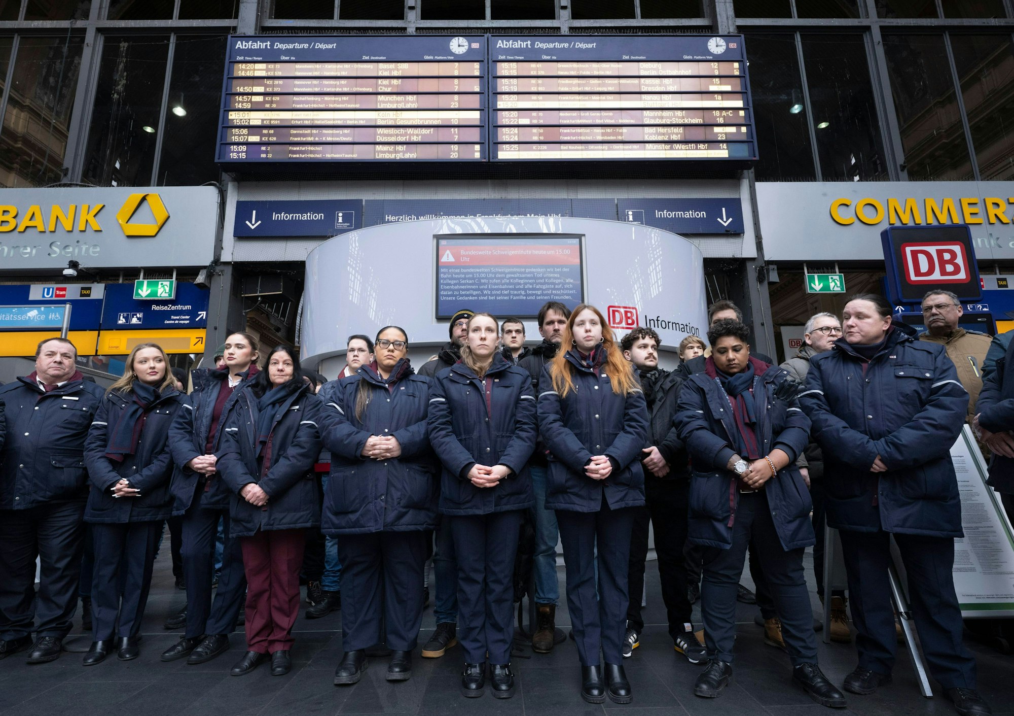Bahn-Mitarbeiter und Bundespolizisten gedenken des bei nach einem Angriff verstorbenen Zugbegleiters. Der Mann war bei einem Angriff im Zug von einem Fahrgast am Montagabend in Rheinland-Pfalz lebensgefährlich verletzt worden und am Morgen in Folge der Verletzungen verstorben.