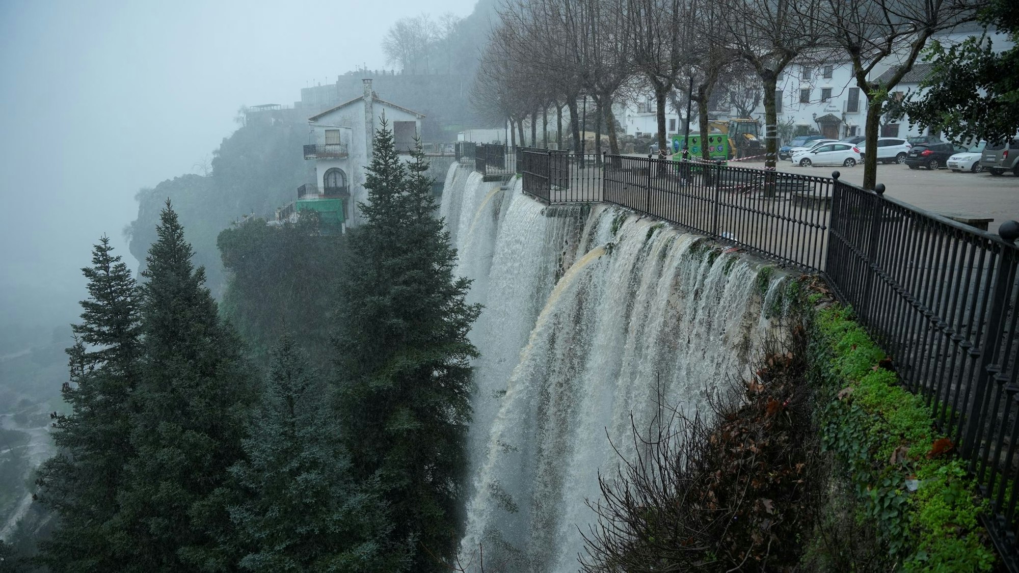 In dem andalusischen Bergort Grazalema wurden Erschütterungen wie durch ein leichtes Erdbeben registriert. Grund waren Wassermengen im Untergrund. Der Ort wurde evakuiert.