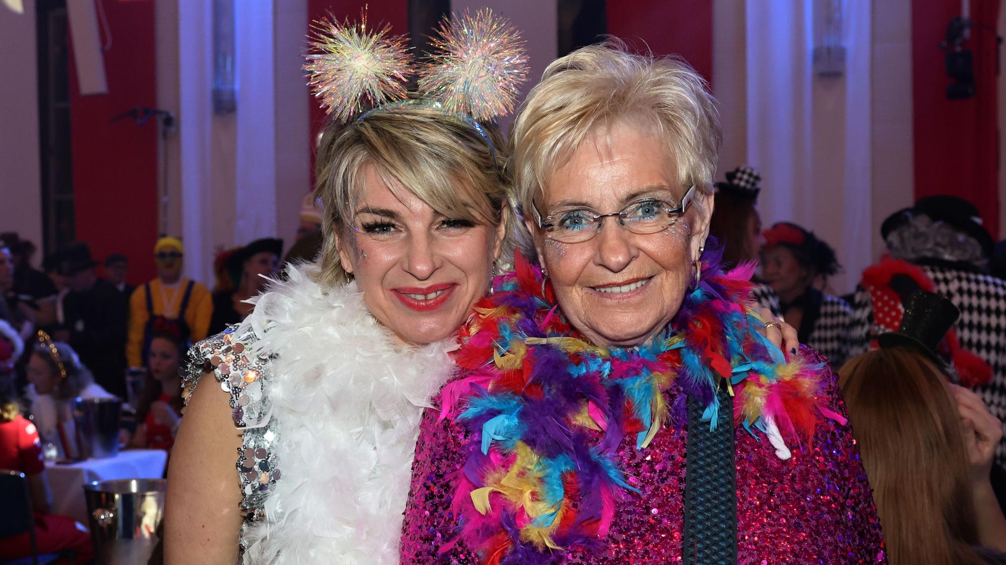 Sabine Heinrich mit ihrer Mutter Ruth.