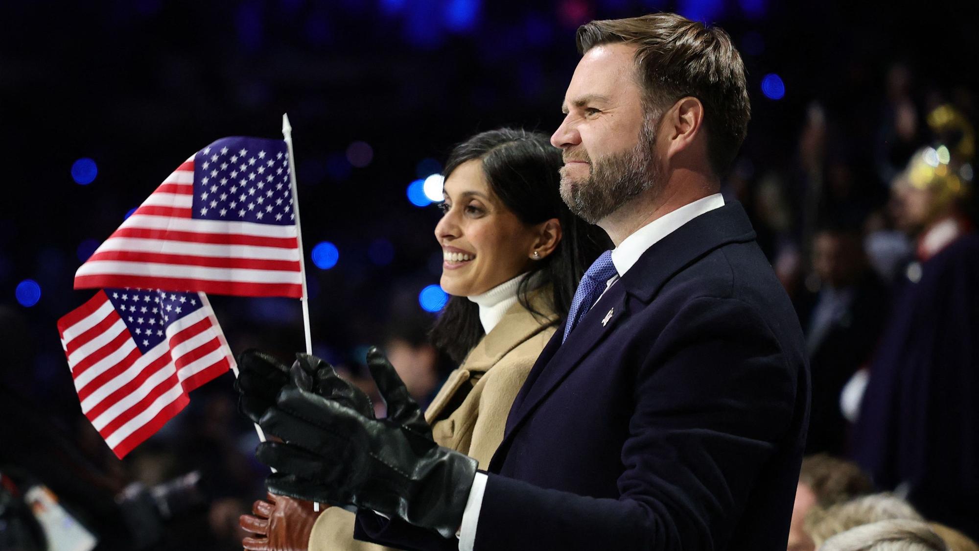 US-Vizepräsident JD Vance zusammen mit seiner Frau Usha bei der Eröffnungsfeier der Olympischen Winterspiele. Der Republikaner bekam dort Buhrufe zu hören.
