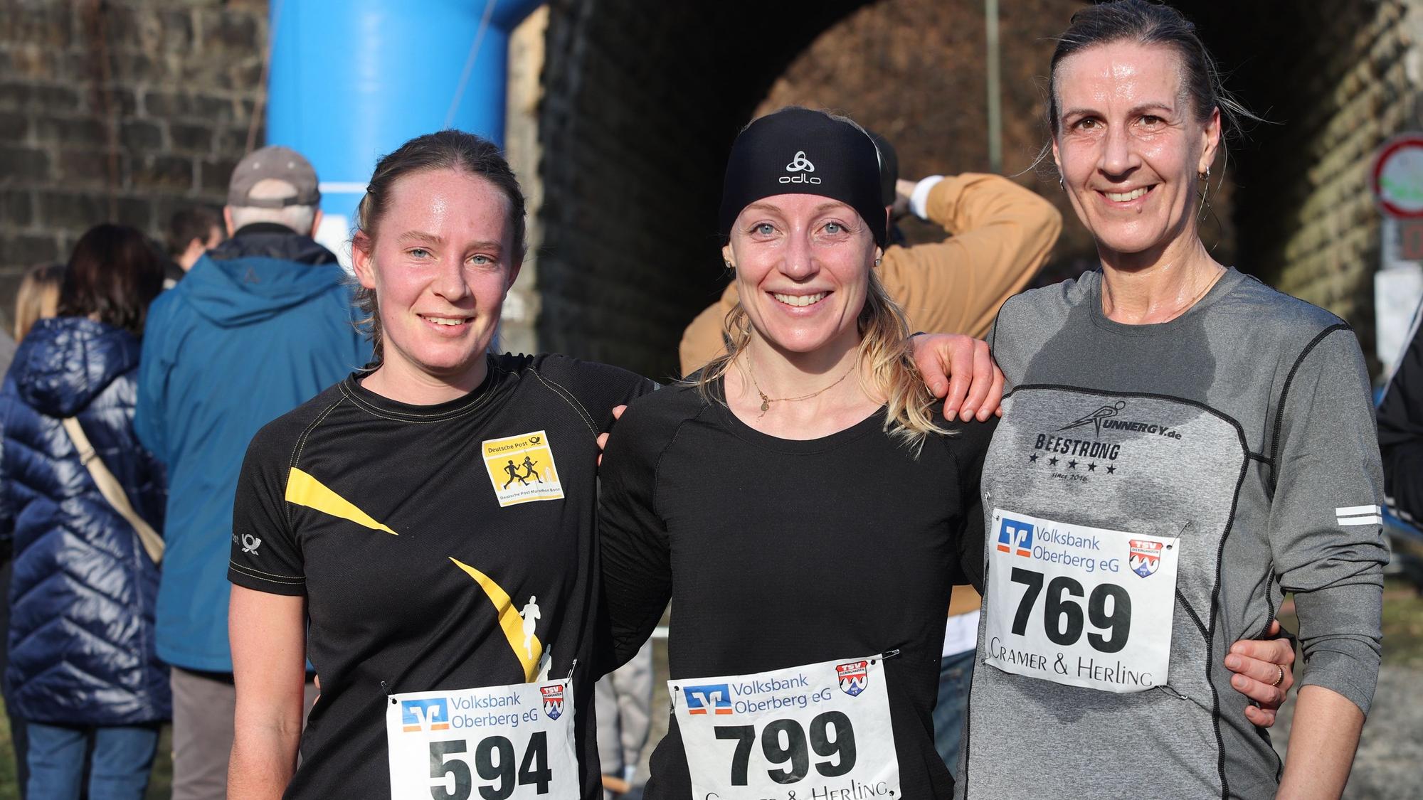 Zu sehen sind drei Frauen, die die schnellsten beim Crosslauf waren.