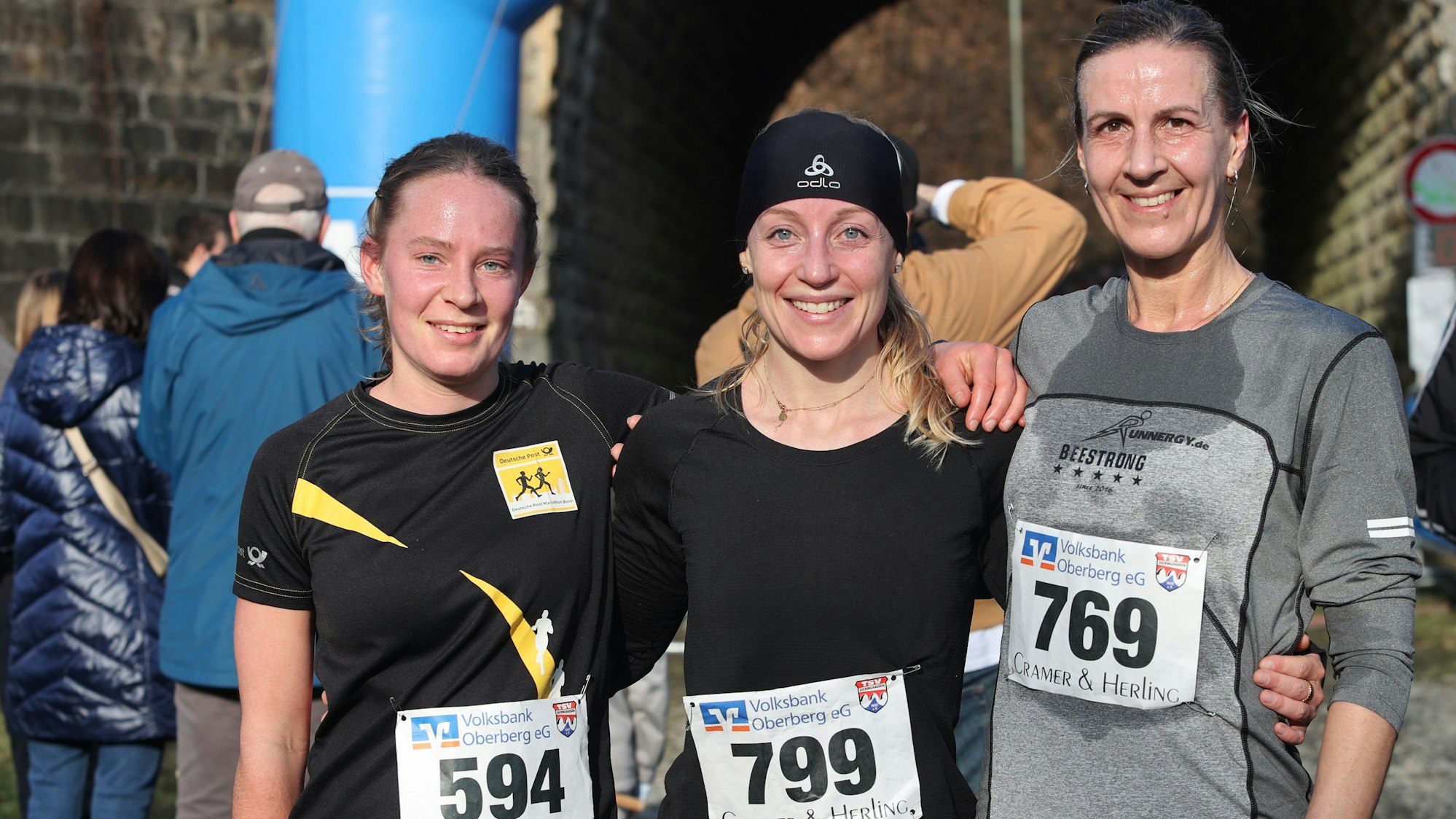 Zu sehen sind drei Frauen, die die schnellsten beim Crosslauf waren.