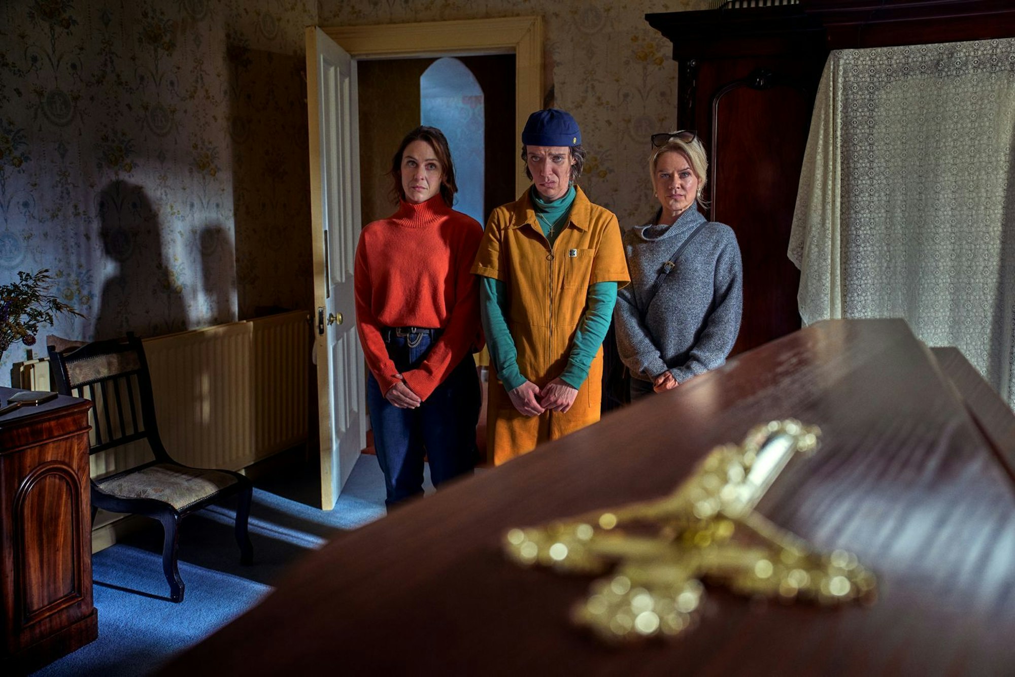 Saoirse (Roisin Gallagher, links), Dara (Caoilfhionn Dunne, Mitte) und Robyn (Sinead Keenan) trauern um ihre gute Freundin. (Bild: Netflix / Christopher Barr)