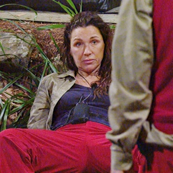 Simone Ballack liegt auf dem Boden.