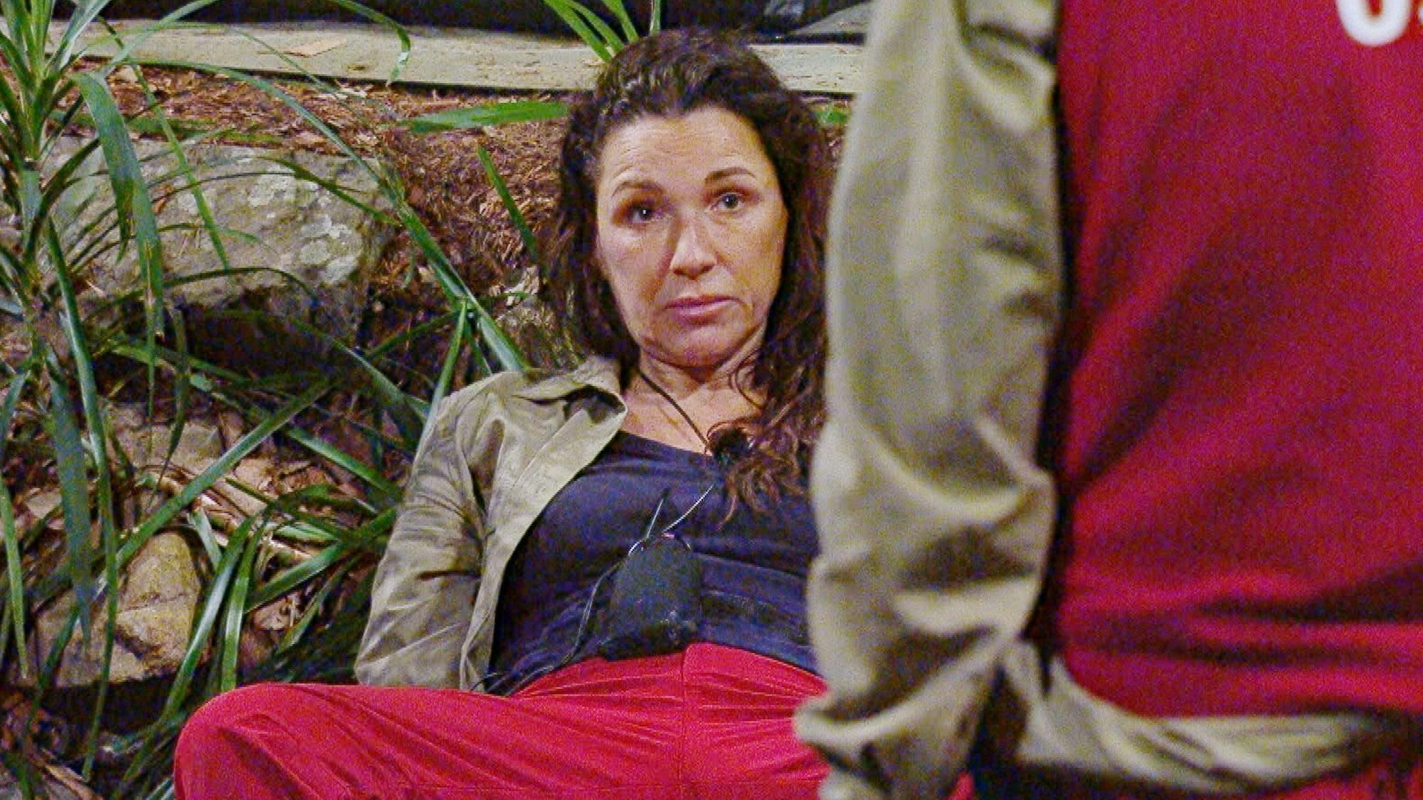 Simone Ballack liegt auf dem Boden.