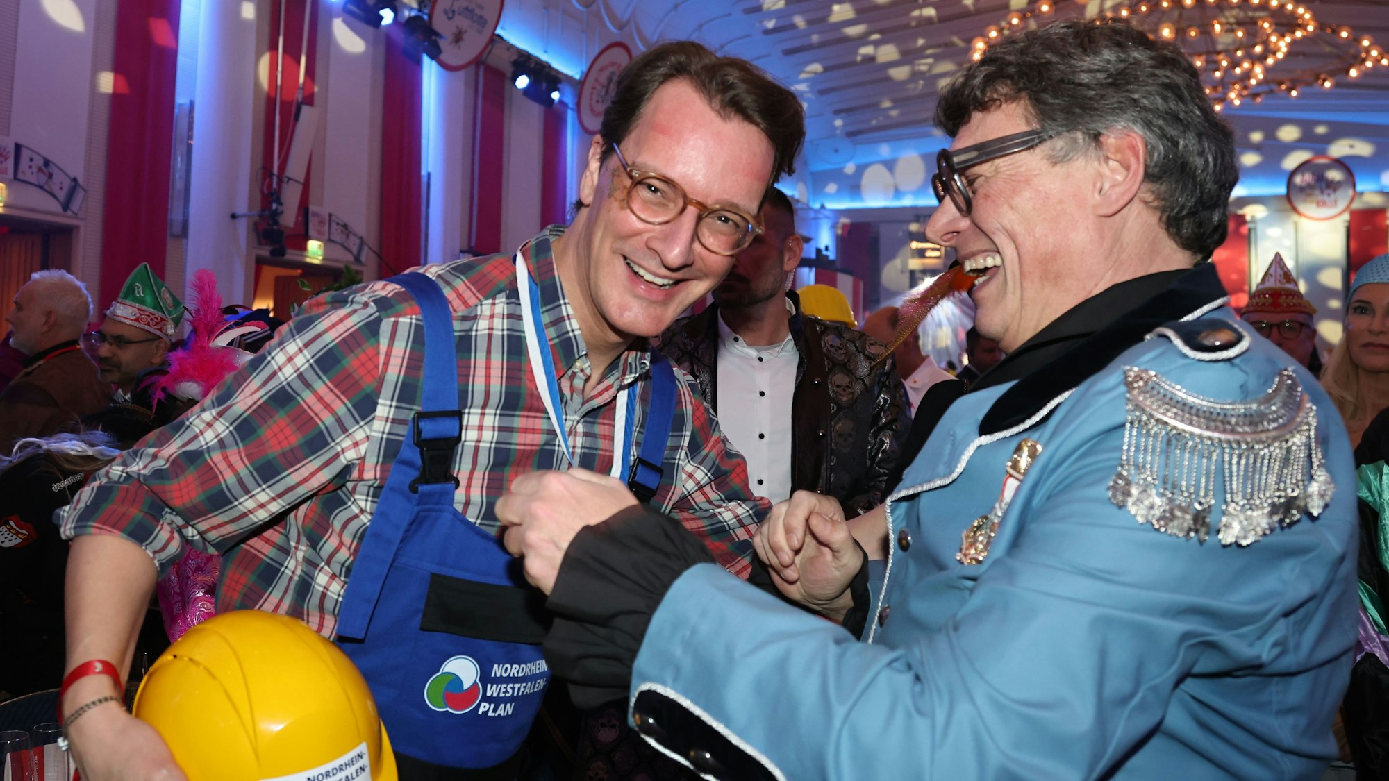 NRW-Ministerpräsident Hendrik Wüst (l.) bekommt von KStA-Chefredakteur Gerald Selch einen Orden überreicht.