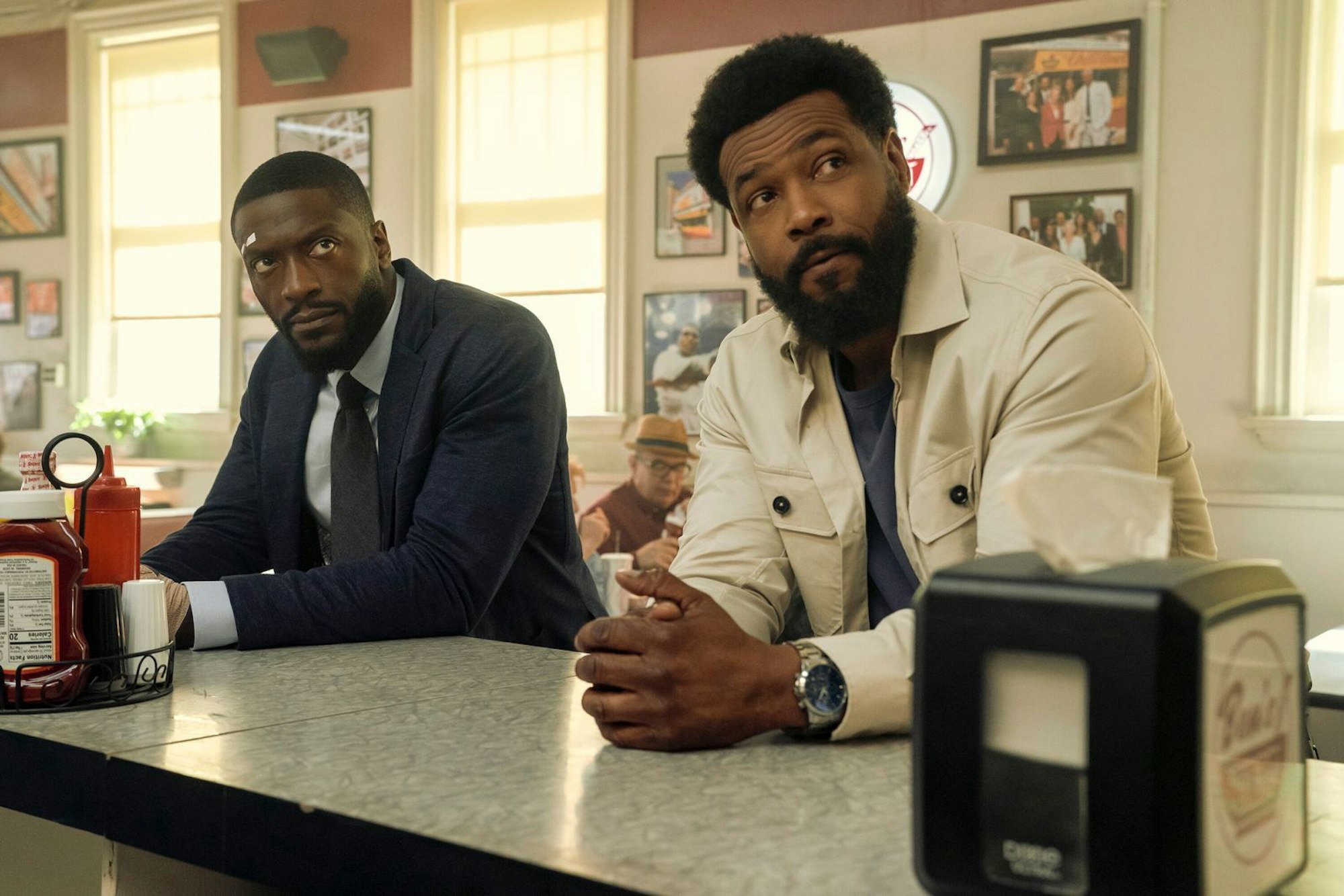 Titelheld Alex Cross (Aldis Hodge, links) und sein Kumpel John (Isaiah Mustafa) suchen einen Serienmörder (Bild: Amazon Content Services LLC)
