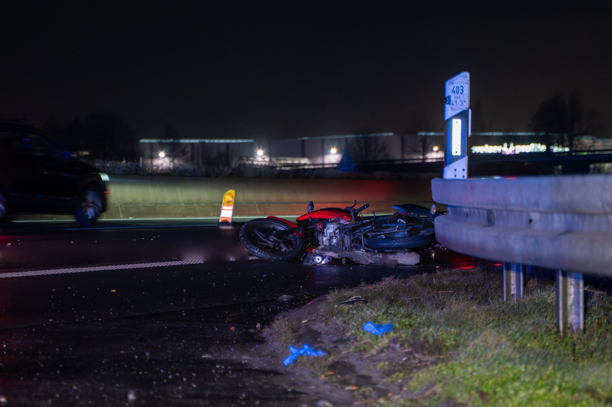 Motorrad liegt auf der Autobahn.