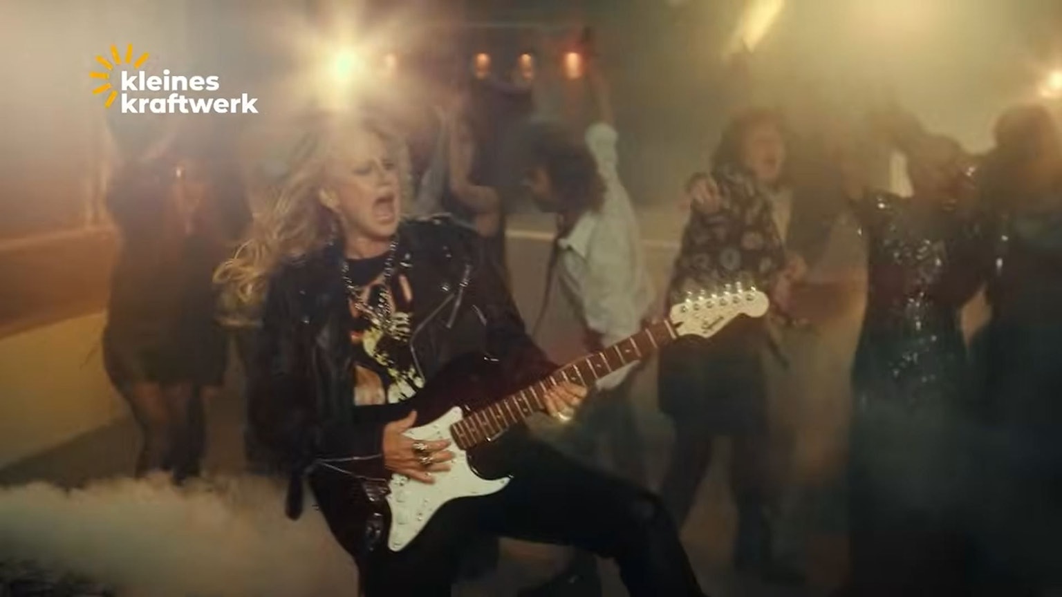 Barbara Schöneberger spielt E-Gitarre im Werbevideo von Kleines Kraftwerk Balkonkraftwerke.