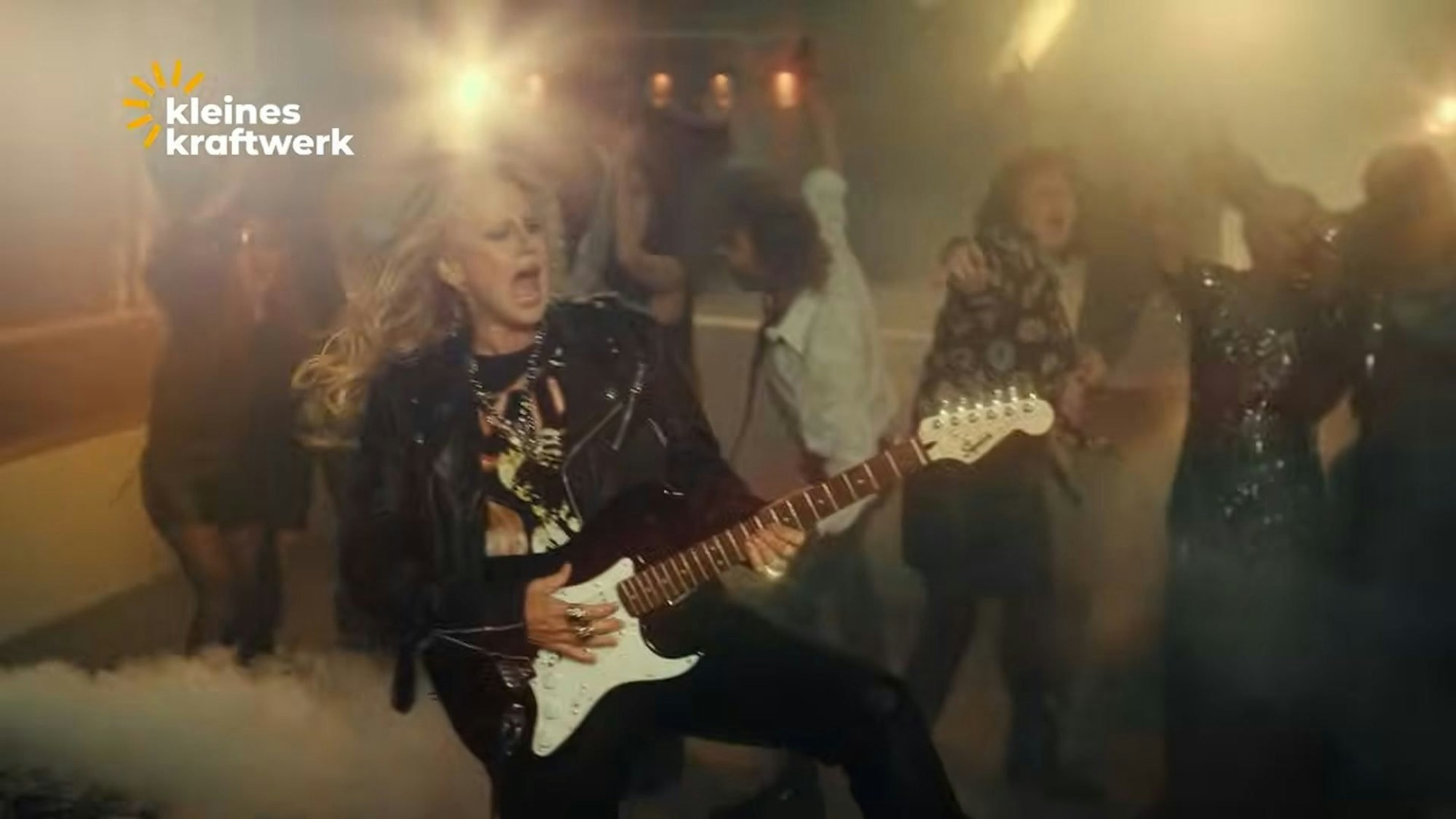 Barbara Schöneberger spielt E-Gitarre im Werbevideo von Kleines Kraftwerk Balkonkraftwerke.