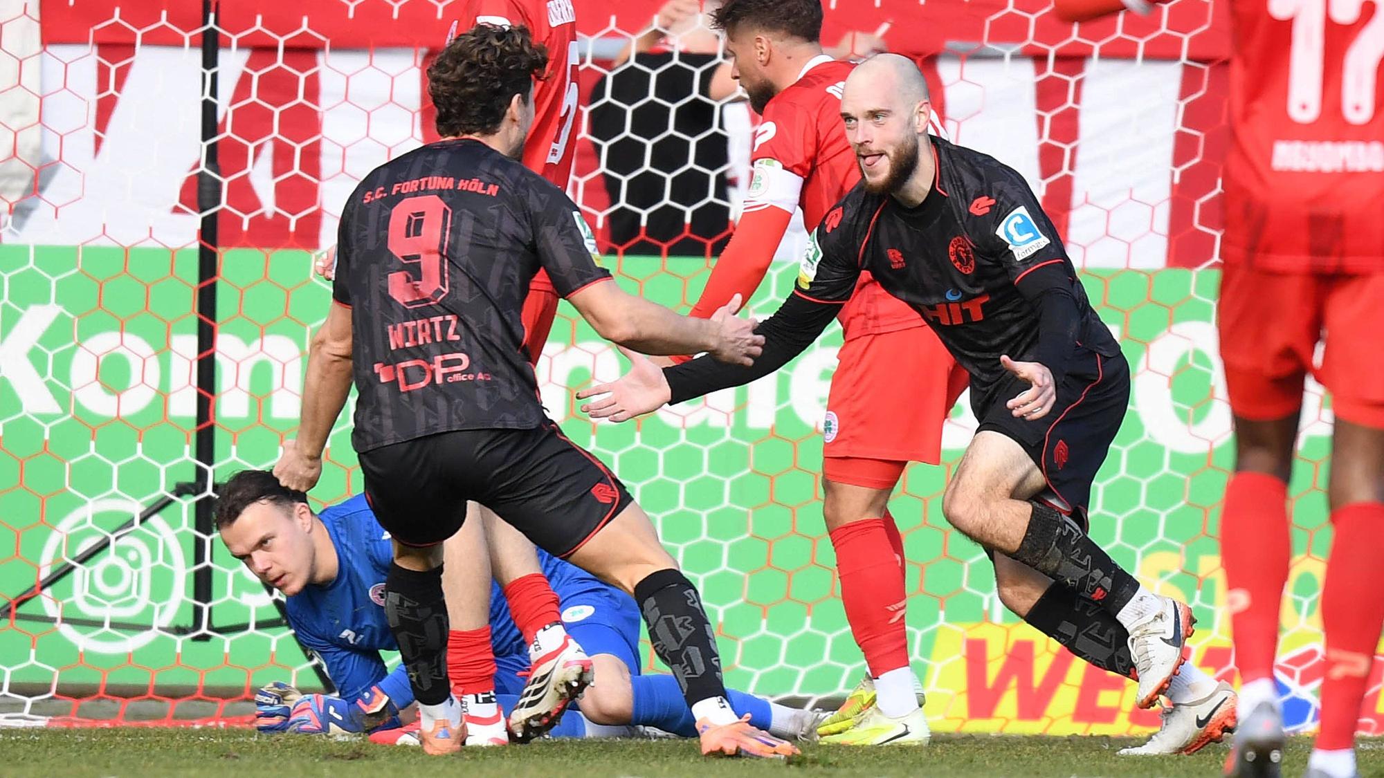 07.02.2026, xophax, Fussball Regionalliga West. Stadion Niederrhein. RW Oberhausen gegen SC Fortuna Köln. 1 zu 0 für Fortuna . Torschütze Adrian Stanilewicz Fortunas Köln , rechts mit Enzo Wirtz , links Fortuna Köln , 9 Torwart Kevin Kratsch Oberhausen am Boden. Oberhausen *** 07 02 2026, xophax, Soccer Regionalliga West Stadion Niederrhein RW Oberhausen vs SC Fortuna Köln 1 to 0 for Fortuna Goalscorer Adrian Stanilewicz Fortunas Köln , right with Enzo Wirtz , left Fortuna Köln , 9 Goalkeeper Kevin Kratsch Oberhausen on the ground Oberhausen