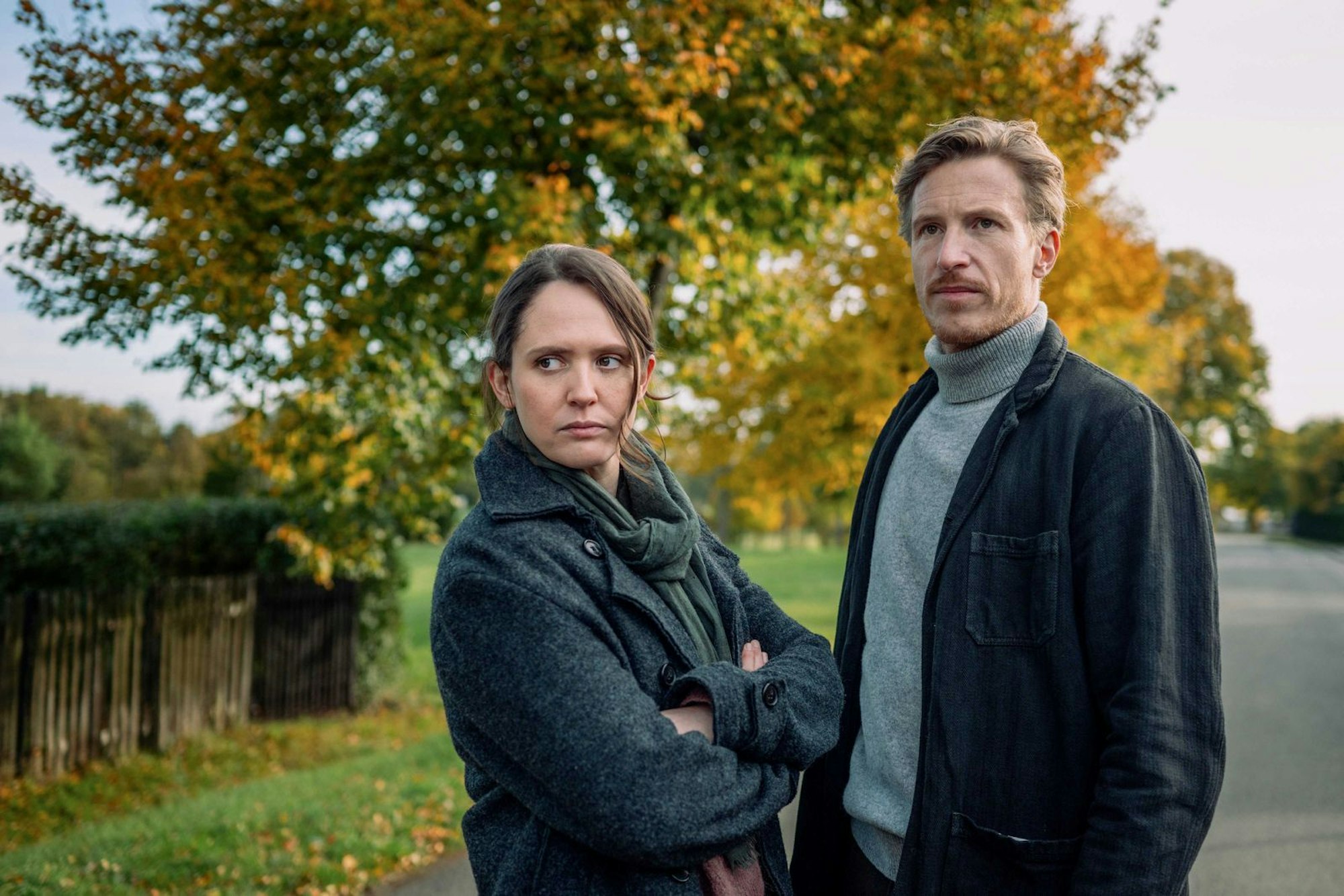 Mit Emily Cox, die er schon von einem anderen Projekt her kannte, verbindet Golo Euler der Spaß an der Improvisation vor der Kamera. Gemeinsam ermitteln sie im „Thüringenkrimi“. (Bild: ZDF / Adrian Gross)