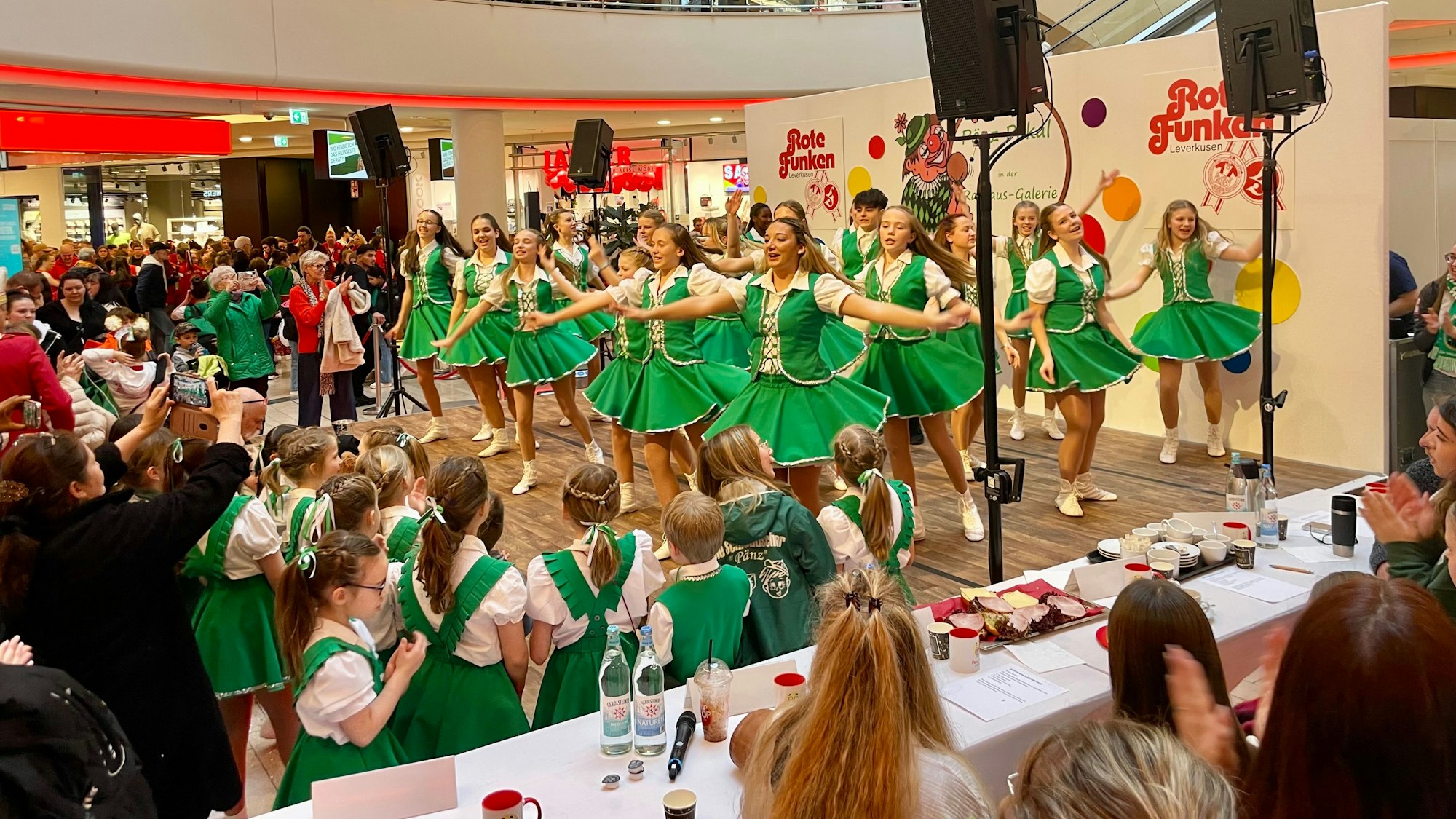 Die Schlebuscher Pänz durften als Sieger ihren Tanz noch einmal aufführen.