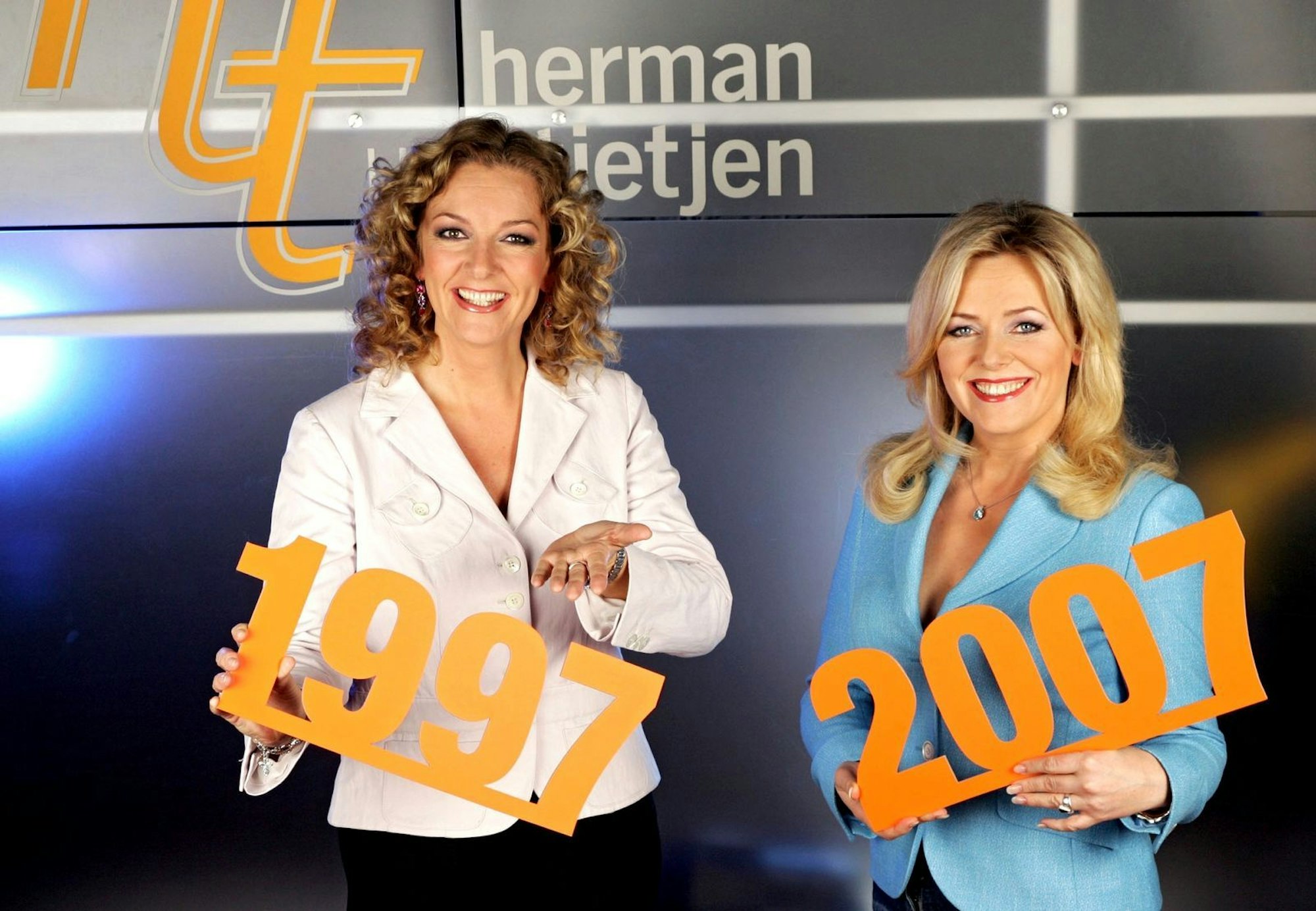 Von 1997 bis 2007 moderierte Bettina Tietjen (links) gemeinsm mit Eva Herman das Talkformat „Herman und Tietjen“. (Bild: NDR / Marcus Krüger)