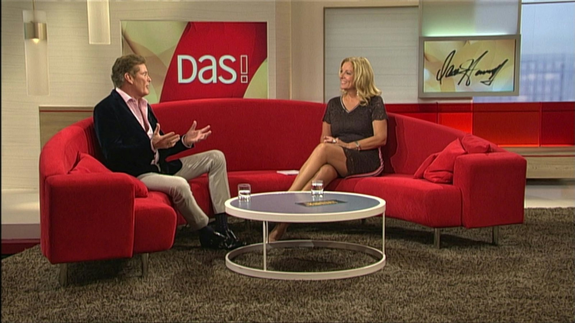 Bei „DAS! Rote Sofa“ begrüßt Bettina Tietjen immer wieder prominente Gäste. Auch David Hasselhoff nahm auf dem roten Sofa Platz. (Bild: NDR)