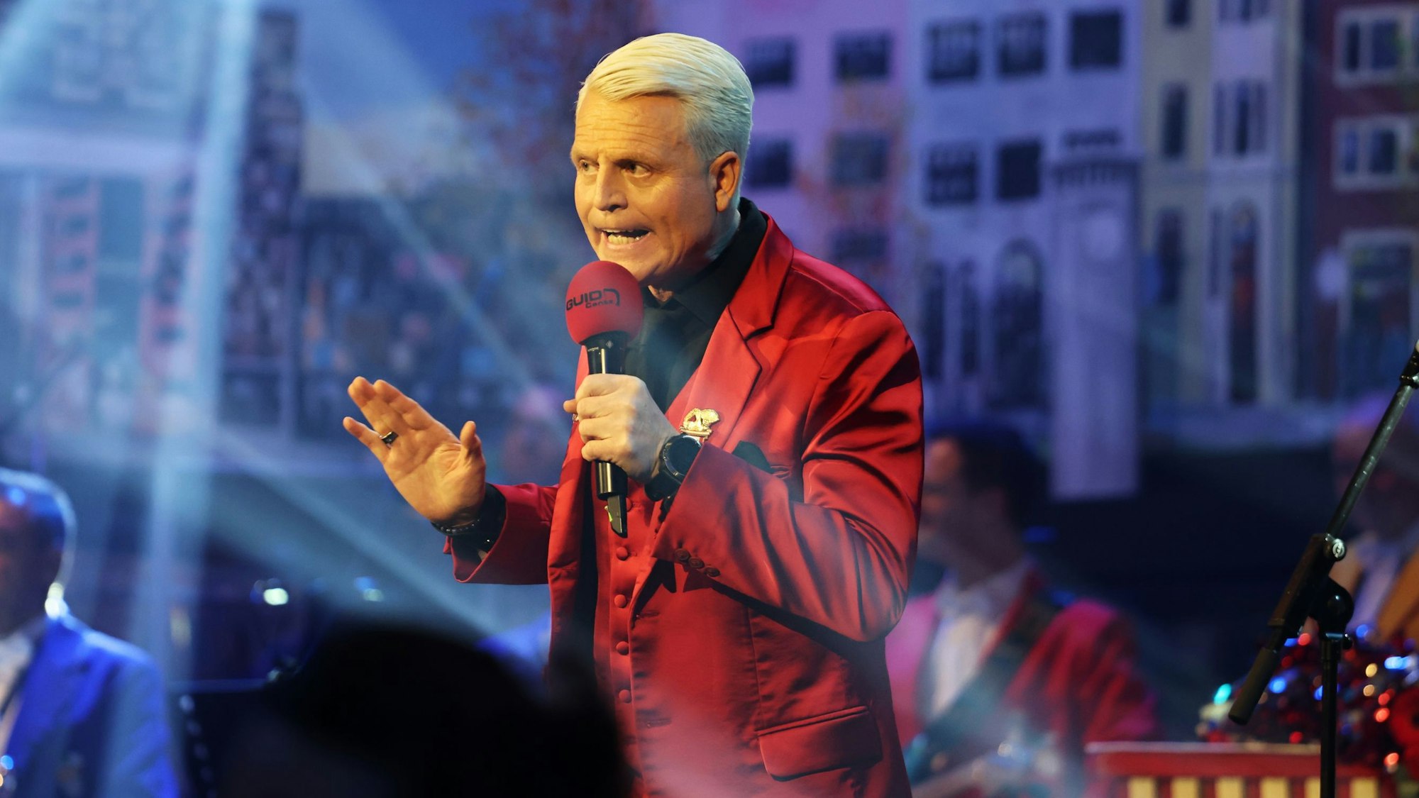 Guido Cantz beim Auftritt auf der Bühne.