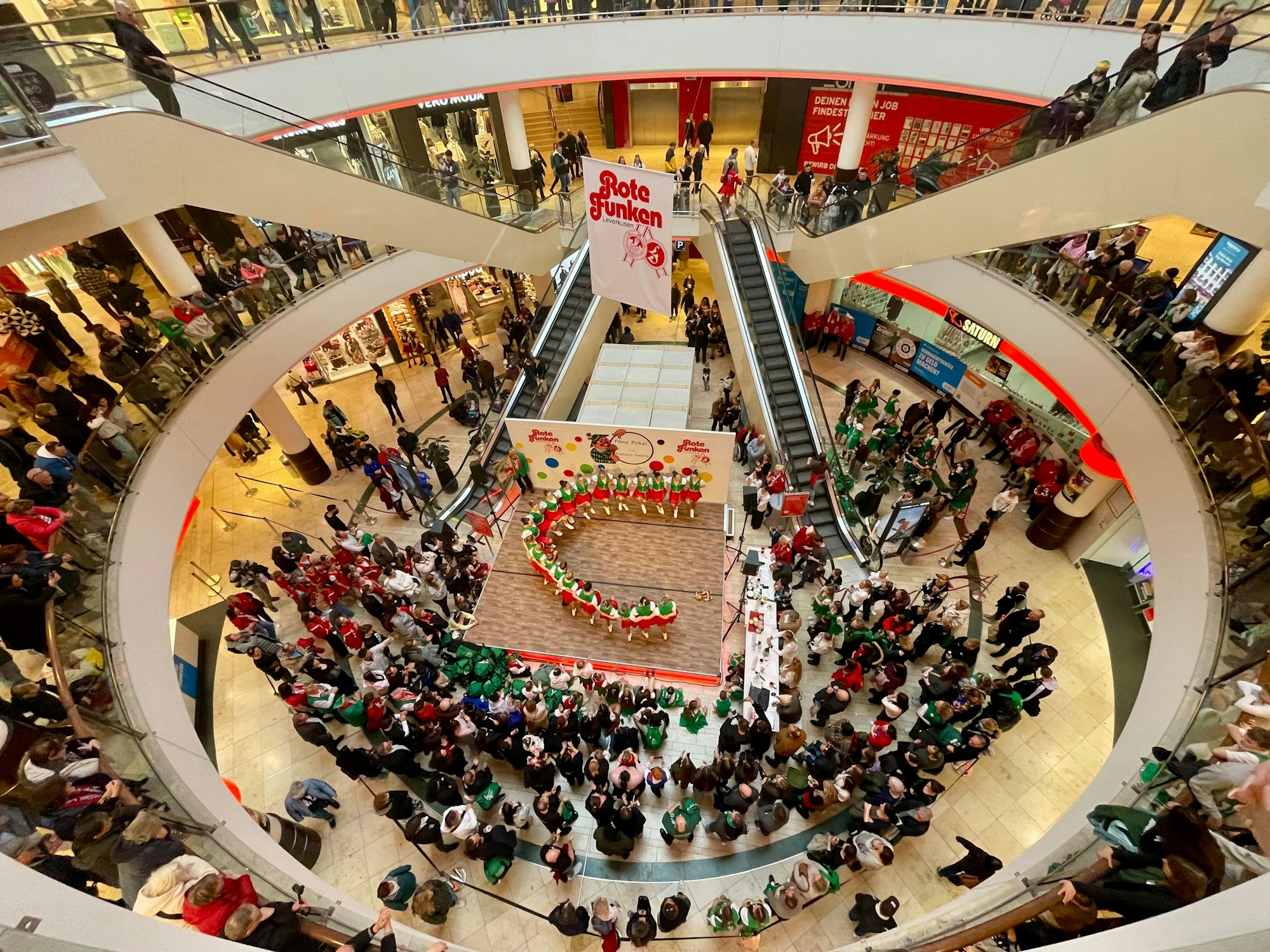 Reichlich schaulustiges Publikum fand sich vor der Bühne und auf den „Rängen“ in der Rathaus-Galerie ein.