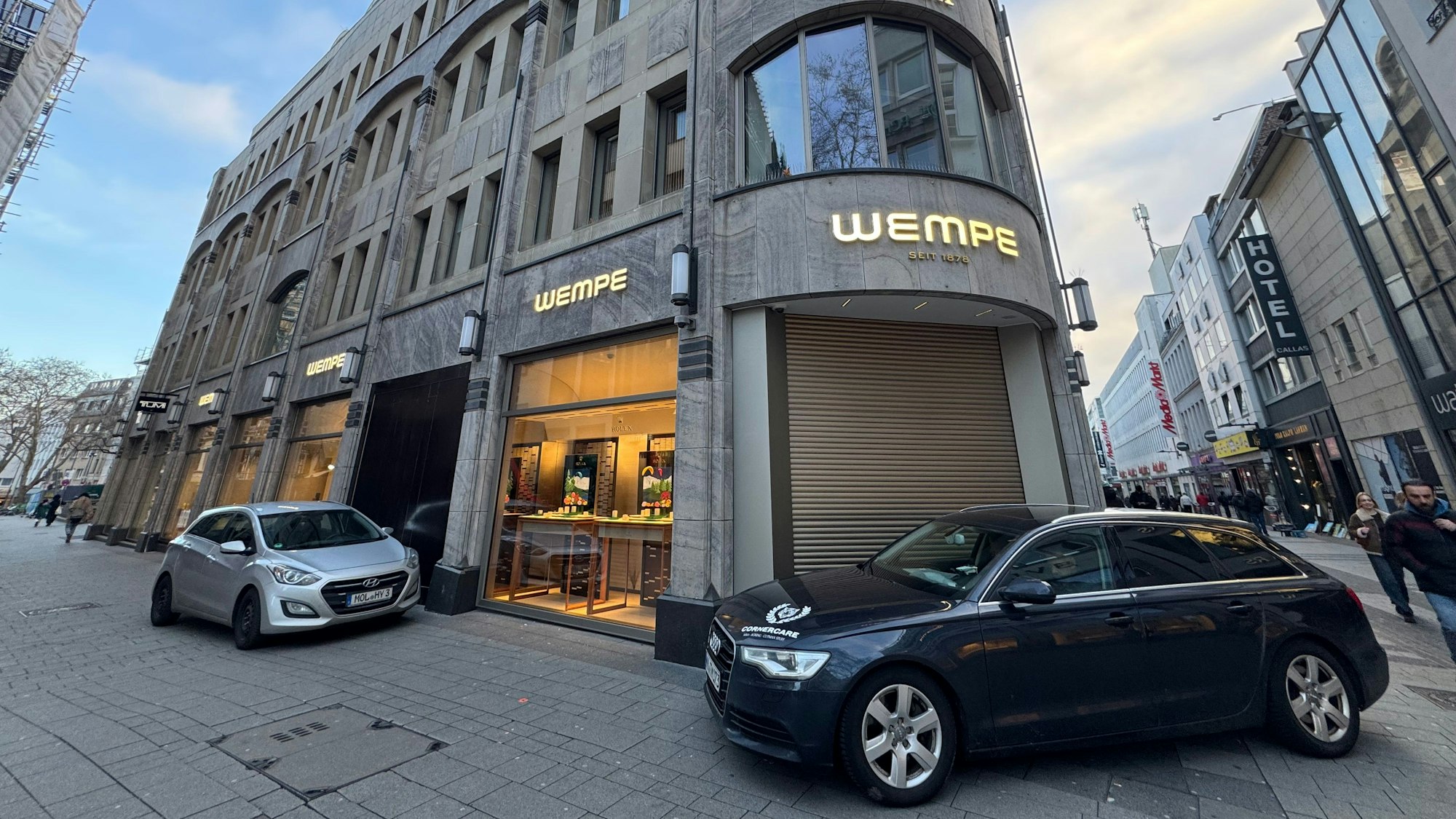 Sicherheitsleute bewachen den Kölner Juwelier Wempe nach einem versuchten Blitzeinbruch.