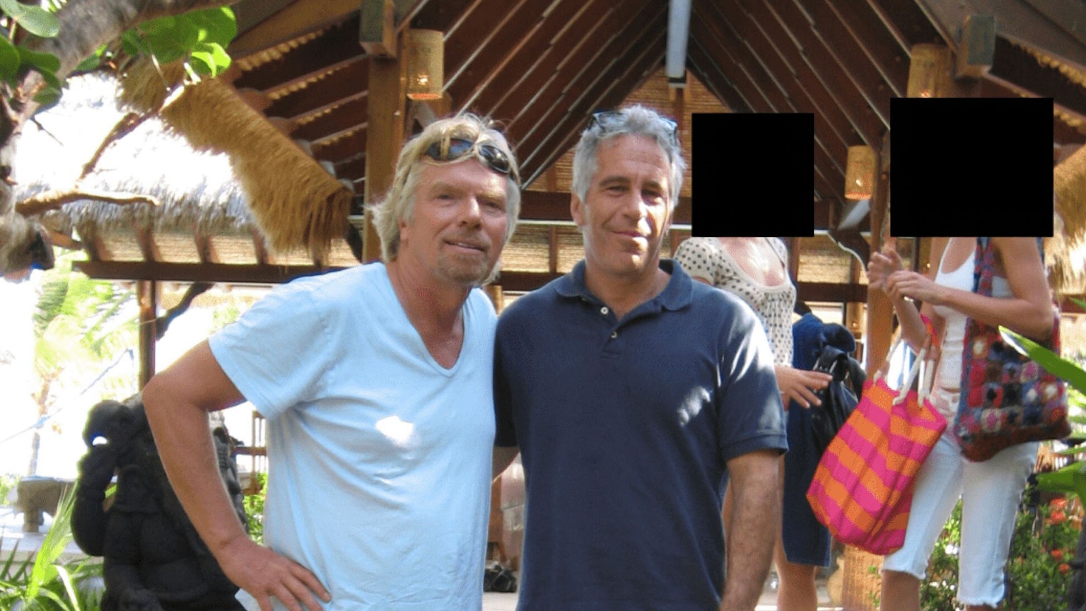 Epstein mit Richard Brenson. Im Hintergrund zwei weibliche Personen, deren Gesichter geschwärzt wurden.