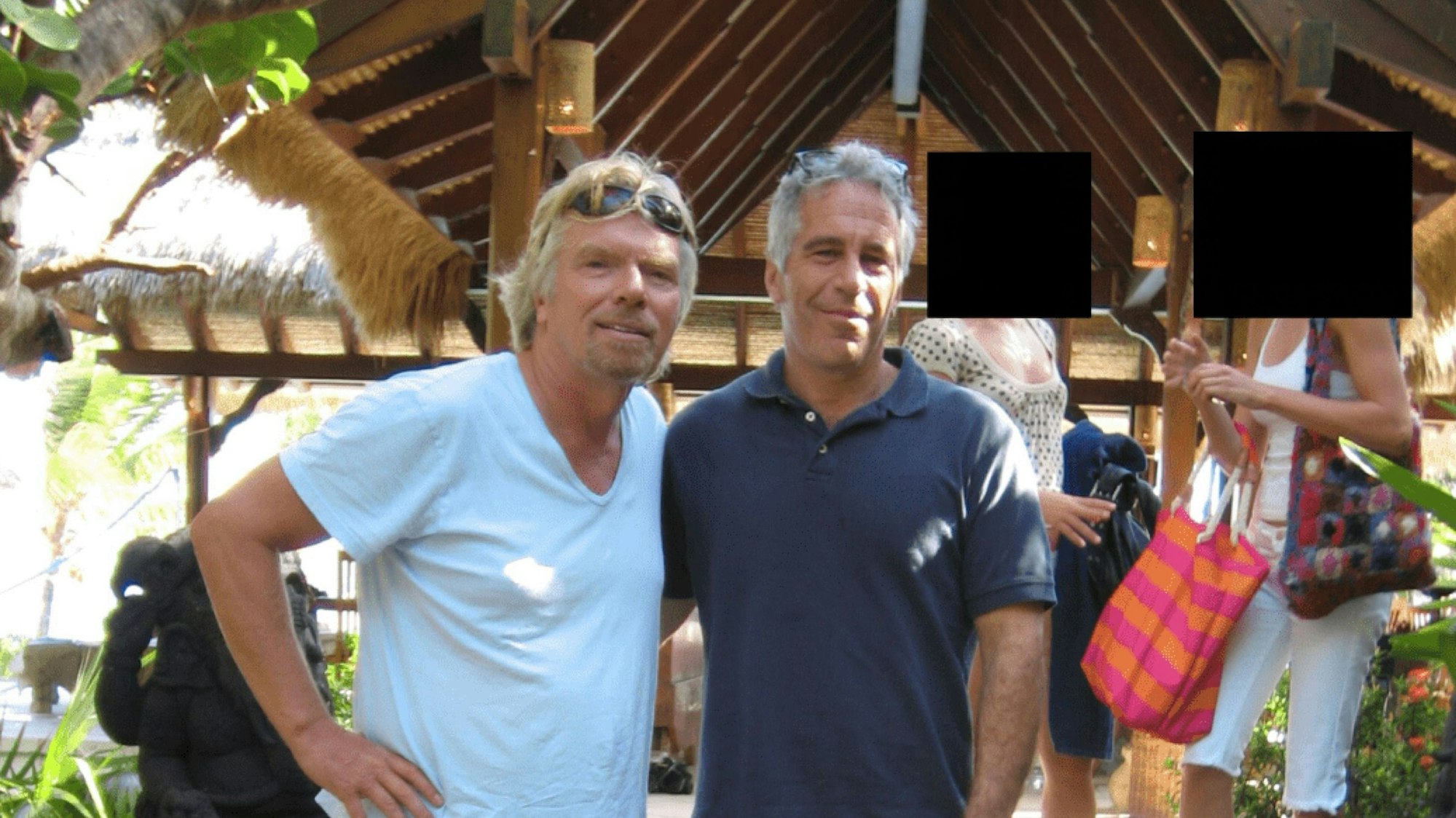 Epstein mit Richard Brenson. Im Hintergrund zwei weibliche Personen, deren Gesichter geschwärzt wurden.