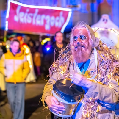 Der Jeisterzoch zieht durch Nippes.