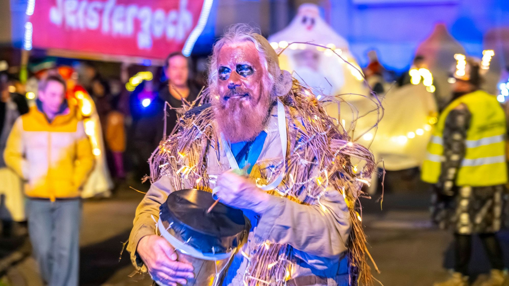 Der Jeisterzoch zieht durch Nippes.