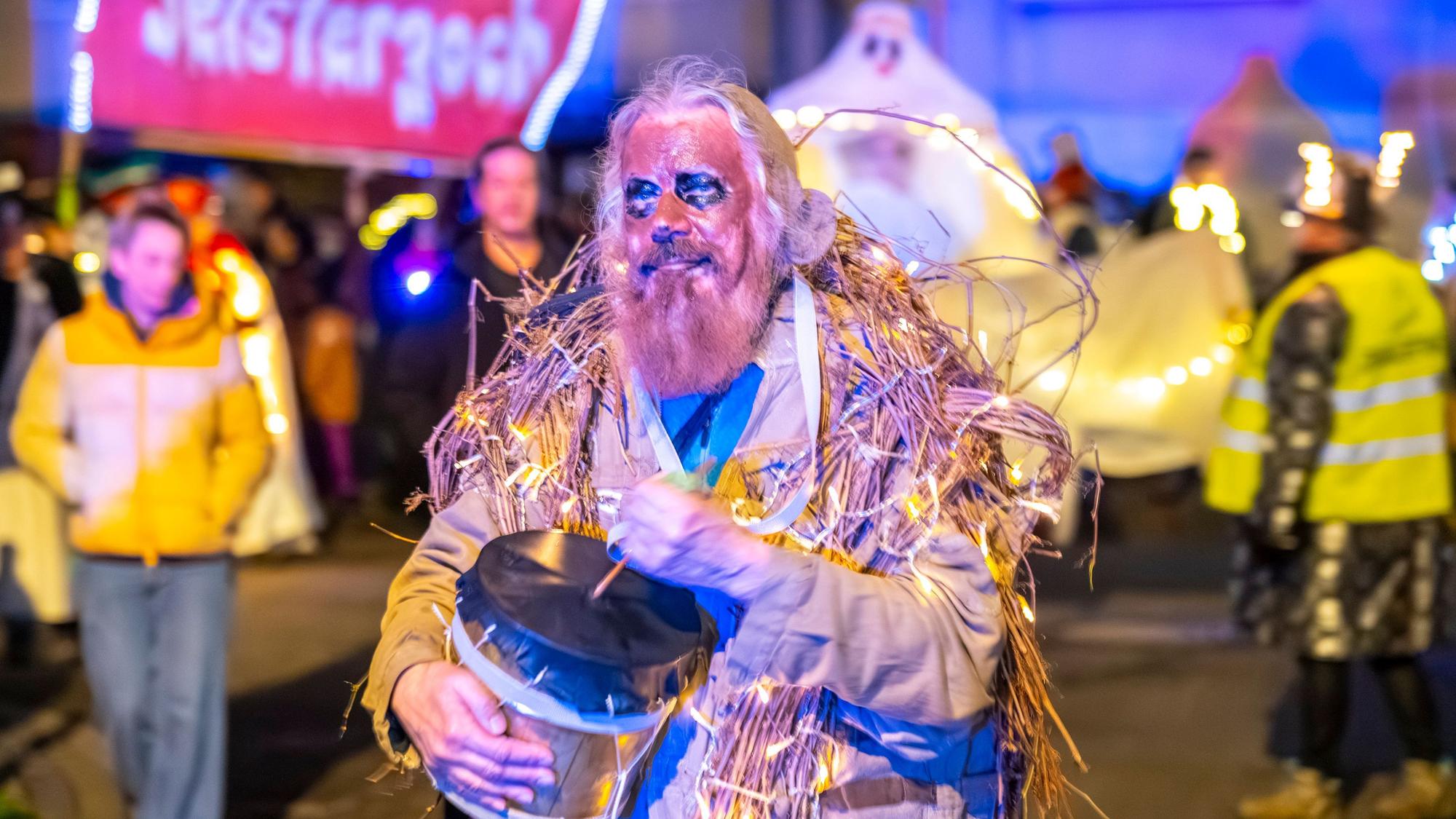 Der Jeisterzoch zieht durch Nippes. Der Geisterzug gehört seit 30 Jahren zum Kölner Karneval.