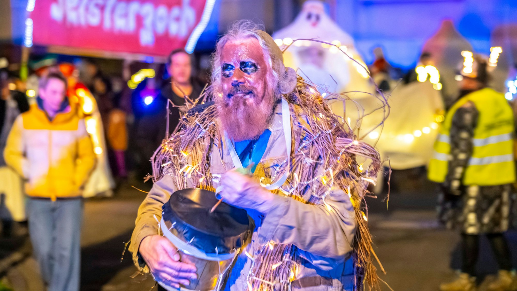 Der Jeisterzoch zieht durch Nippes. Der Geisterzug gehört seit 30 Jahren zum Kölner Karneval.