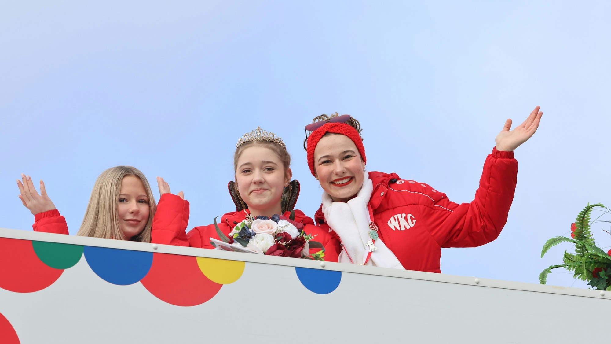Prinzessin Emely I. (M.) mit ihren beiden Adjutantinnen Eleni (l.) und Thalia (r.) auf einem Karnevalswagen.