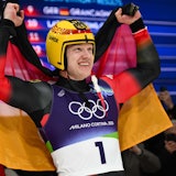 Max Langenhan freut sich über seine Olympia-Goldmedaille im Rodeln.