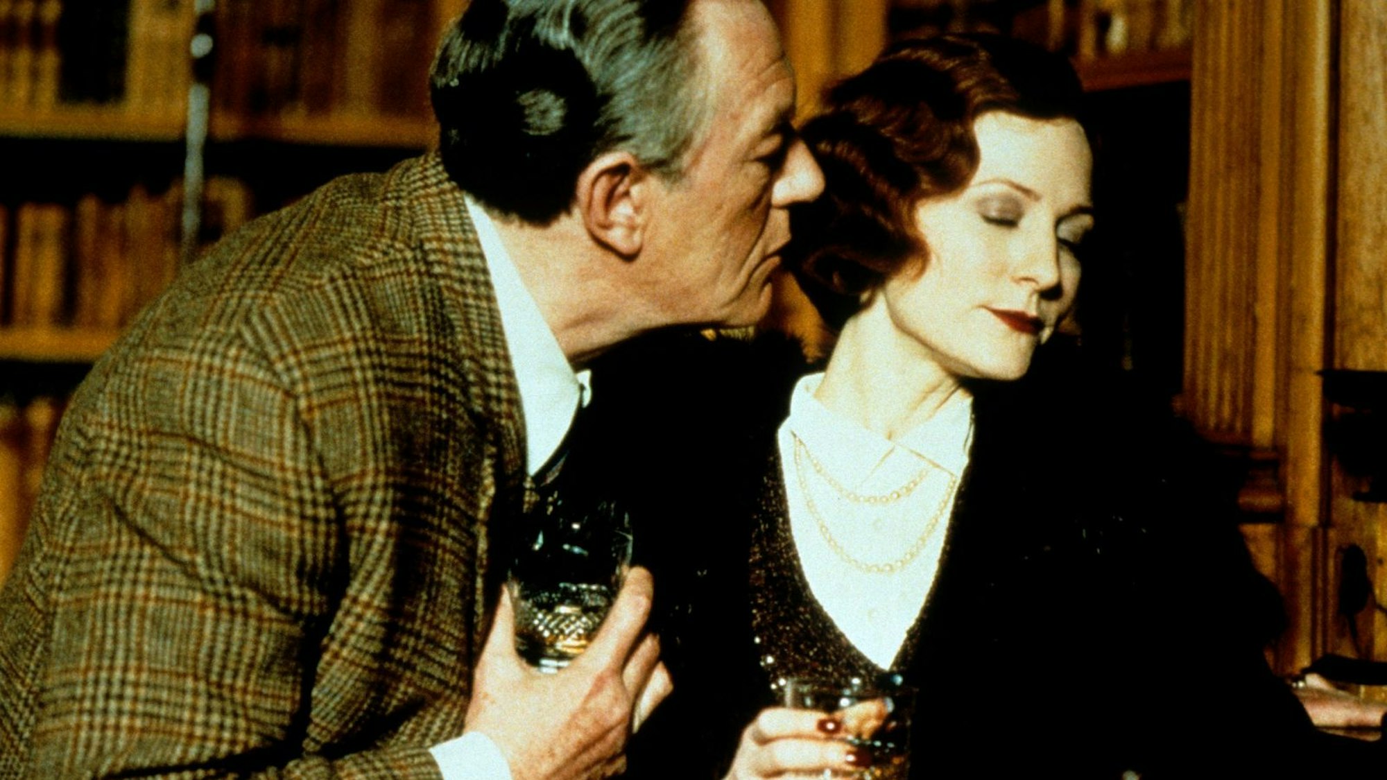 Sir William (Michael Gambon) und seine Schwägerin Louisa Stockbridge (Geraldine Somerville) trinken einen Whisky zusammen. (Bild: © Zestwick Ltd./Film Council/Sandcastle 5 Productions Inc)