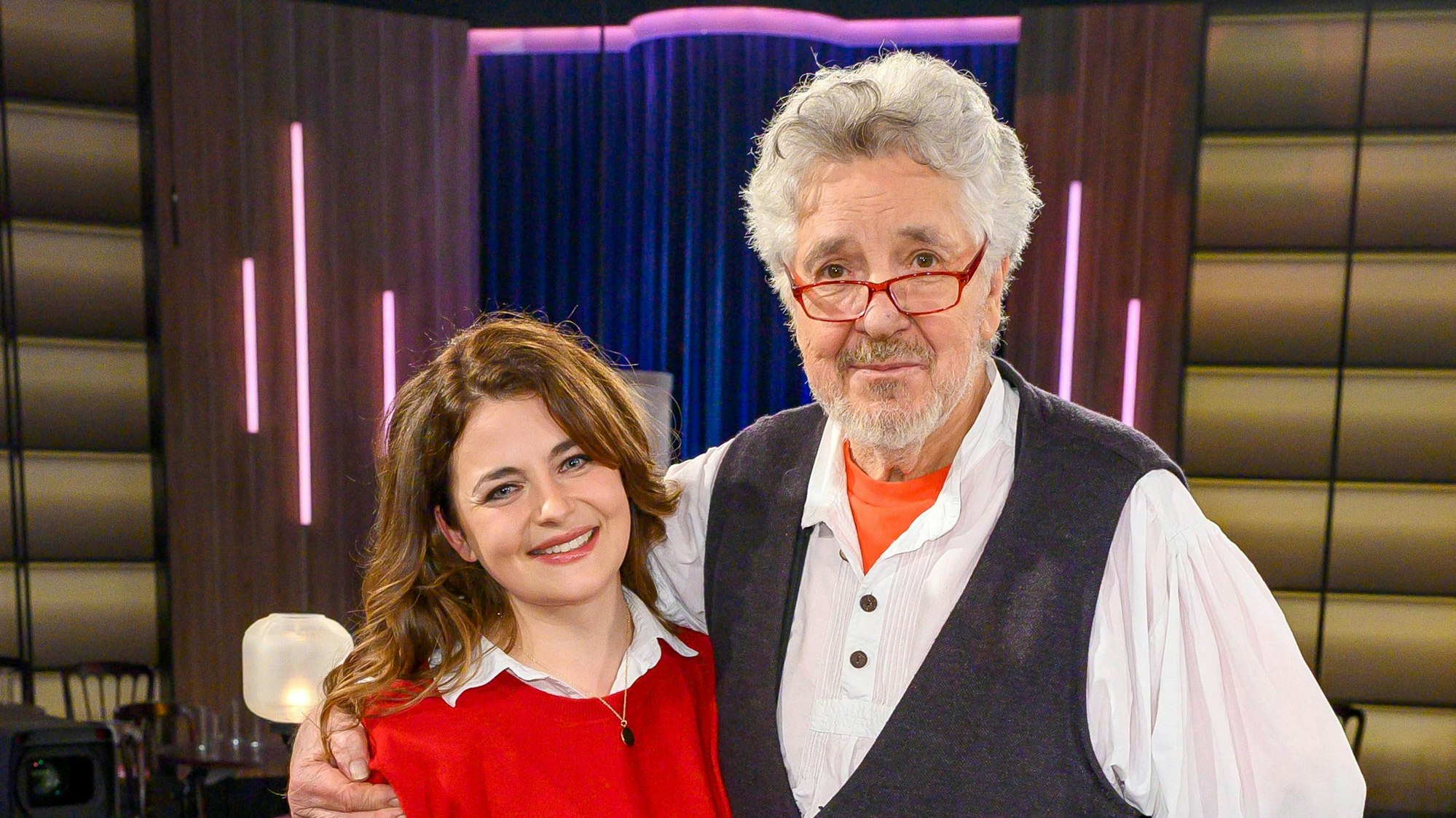 Ronja Forcher und Michael Schanze (r) bei der Aufzeichnung der WDR-Talkshow „Kölner Treff“.