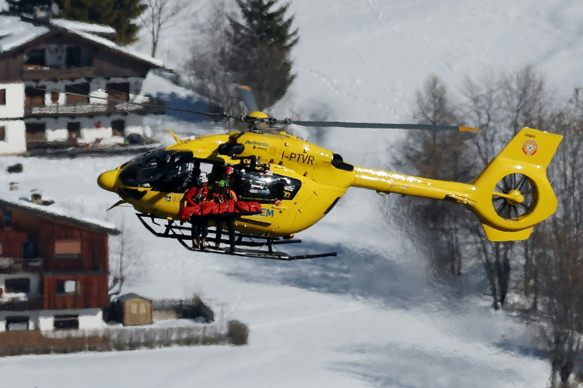 Ein Hubschrauber transportiert die verletzte Lindsey Vonn ab. (Bild: 2026 Getty Images/Al Bello)